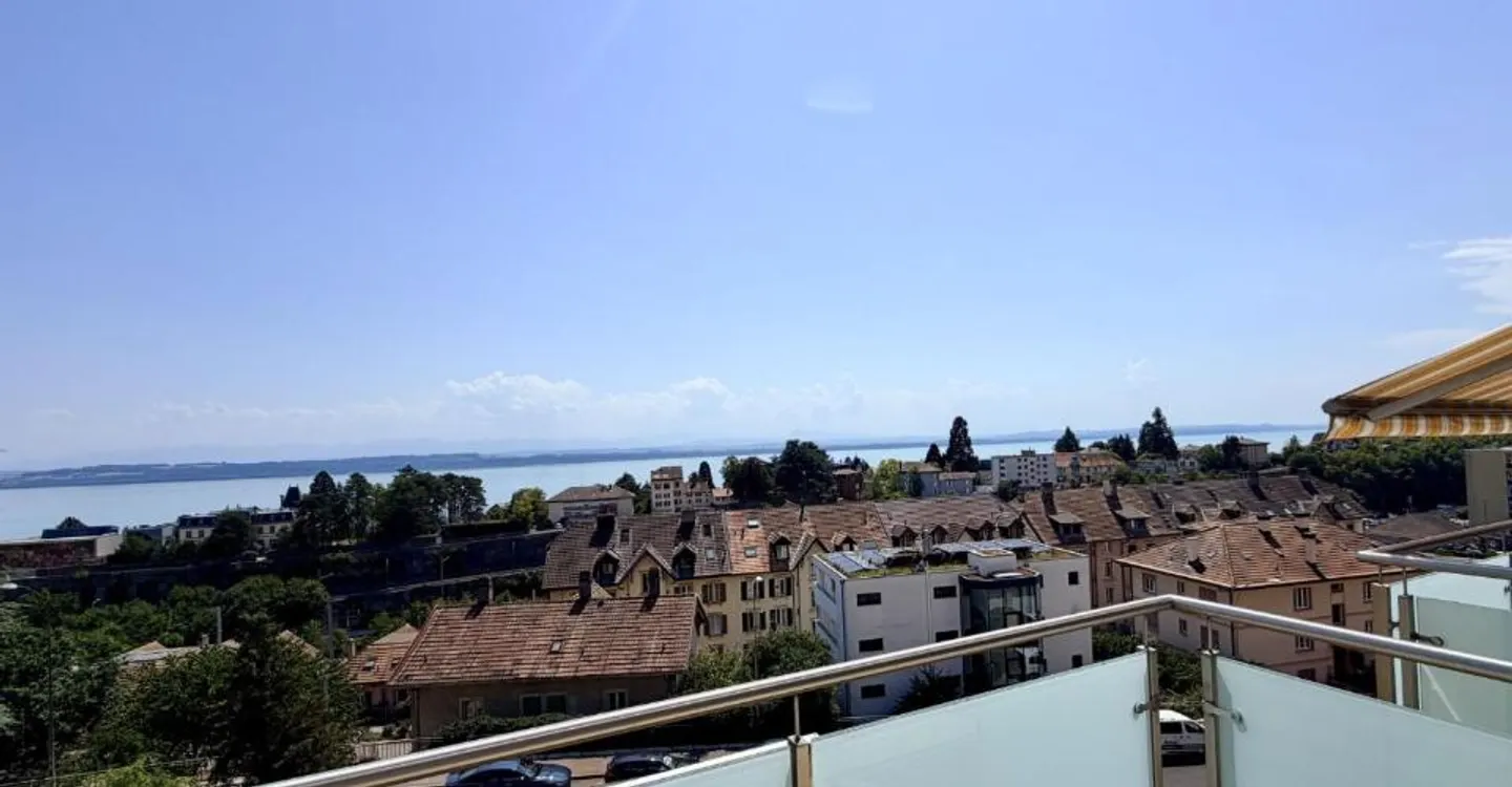 Studio ristrutturato con cornice e vista sul lago al 4° piano - Foto 5 di 6