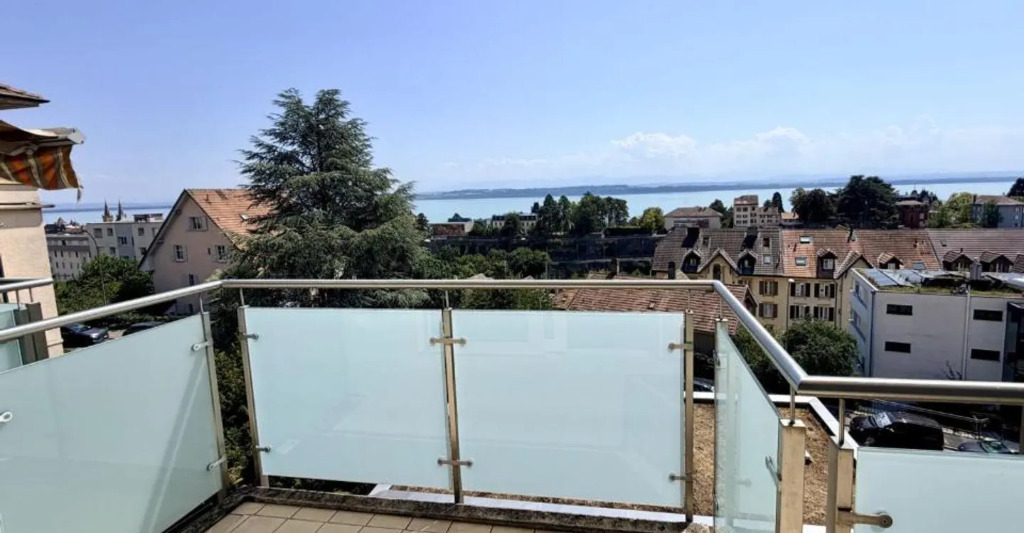 Studio ristrutturato con cornice e vista sul lago al 4° piano - Foto 6 di 6