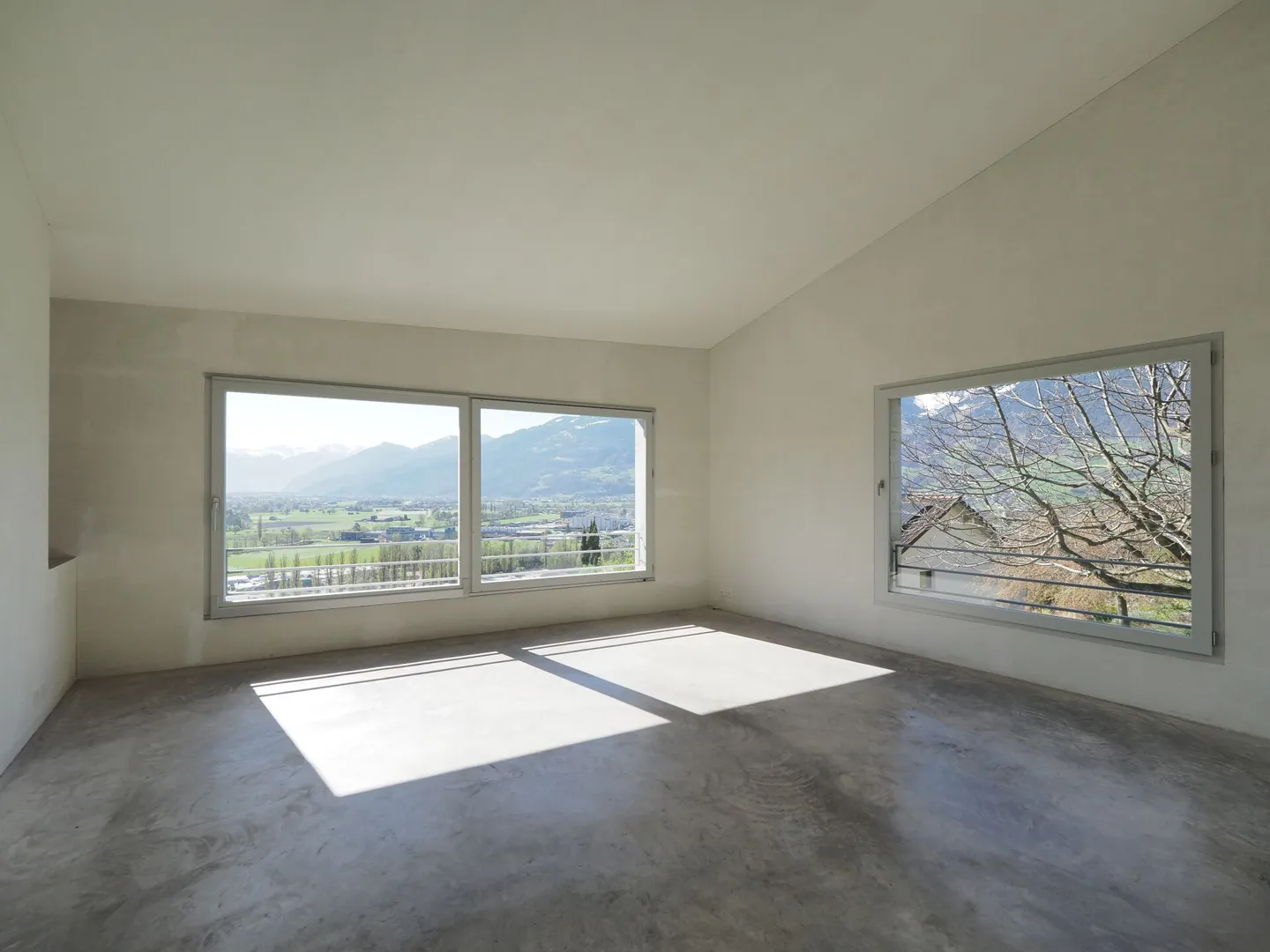 High-Quality Property on the Sunny Slope - Photo 4 of 9
