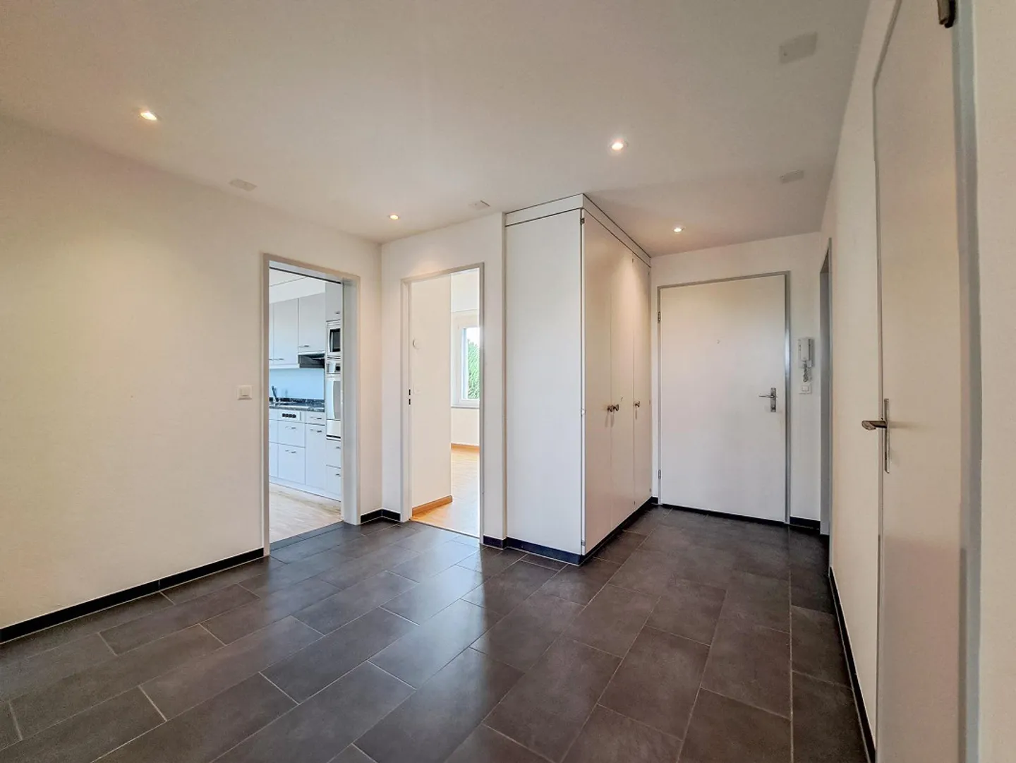 Modern 3-room apartment, ground floor - Photo 9 of 12