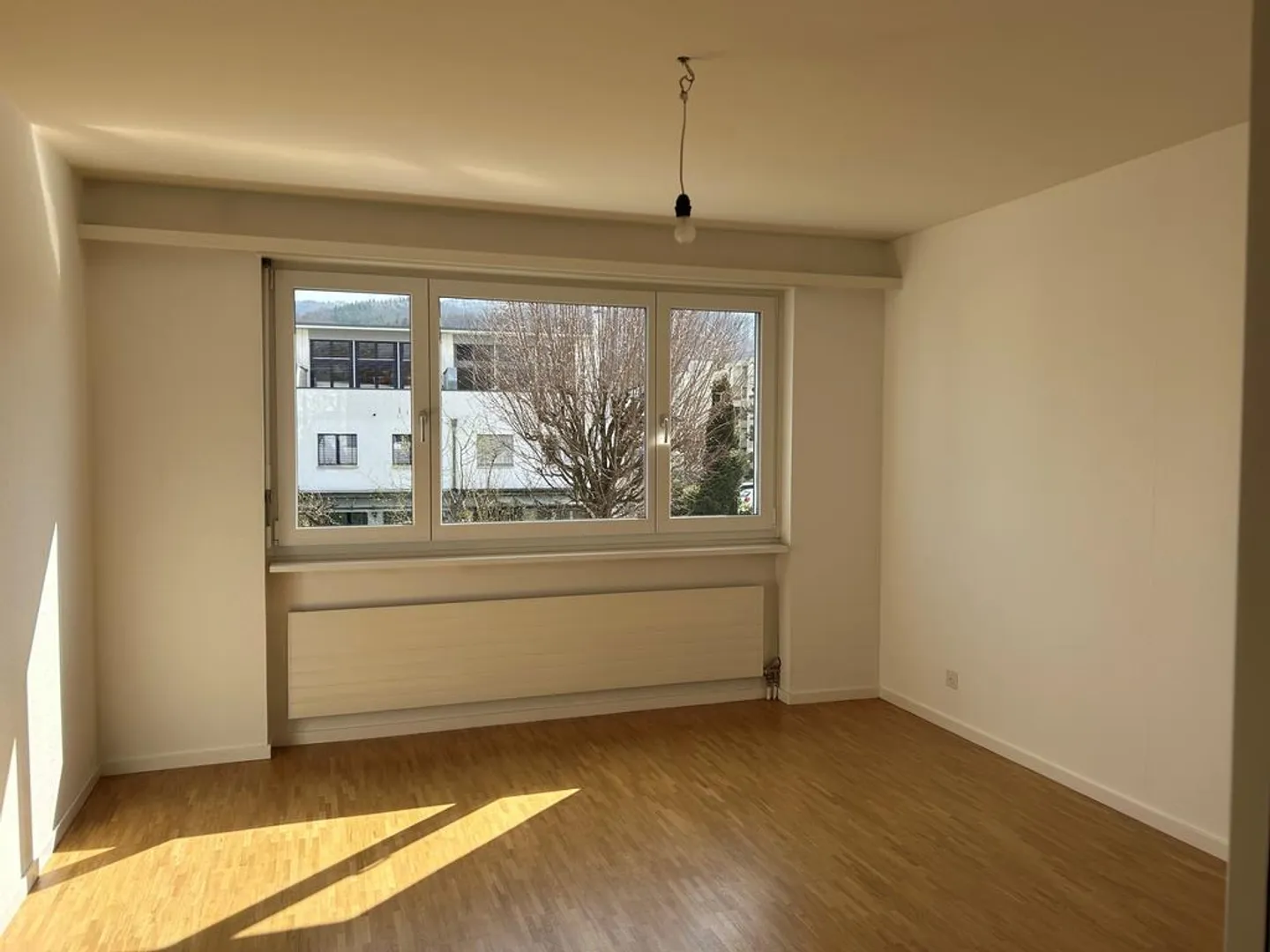 Appartamento luminoso di 4,5 stanze in una zona residenziale tranquilla! - Foto 2 di 7