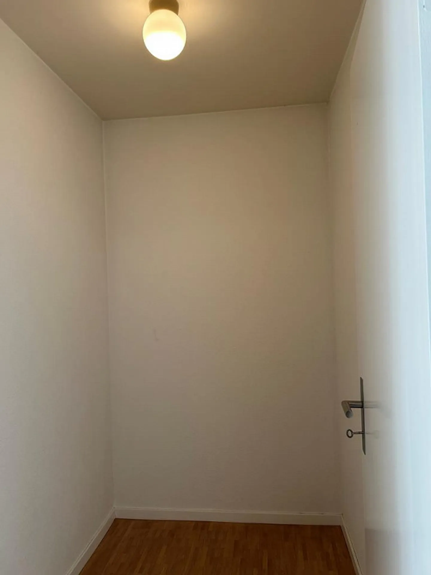 Appartamento luminoso di 4,5 stanze in una zona residenziale tranquilla! - Foto 4 di 7