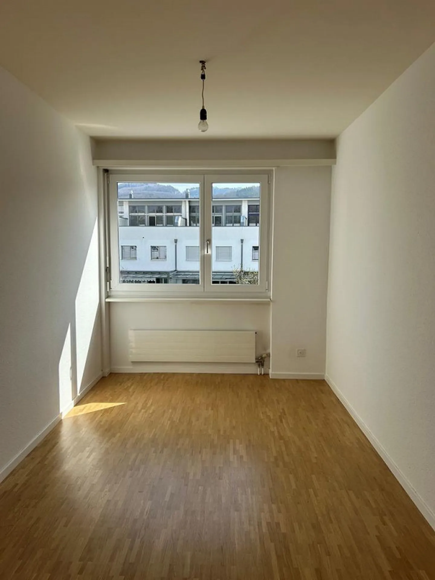 Appartamento luminoso di 4,5 stanze in una zona residenziale tranquilla! - Foto 3 di 7