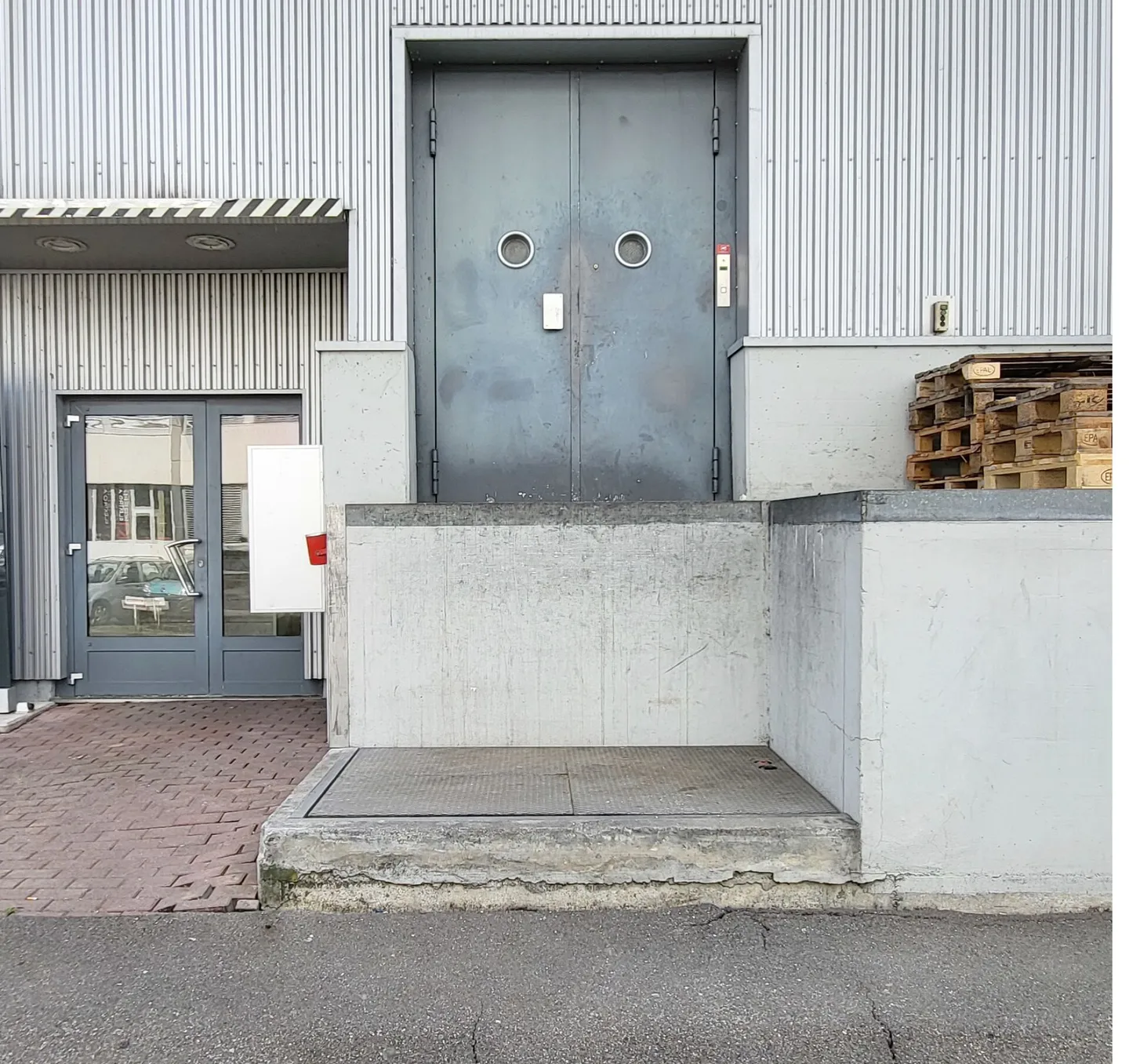 La tua nuova sede commerciale a Cham? 542 m2 di spazio commerciale con area ufficio! - Foto 9 di 12