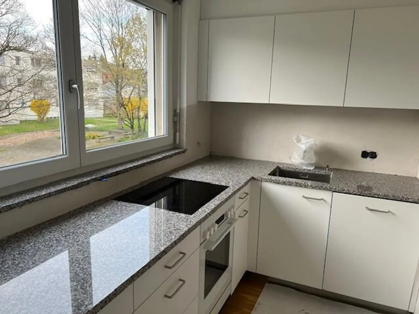 Appartamento luminoso di 4,5 stanze in una zona residenziale tranquilla! - Foto 6 di 7