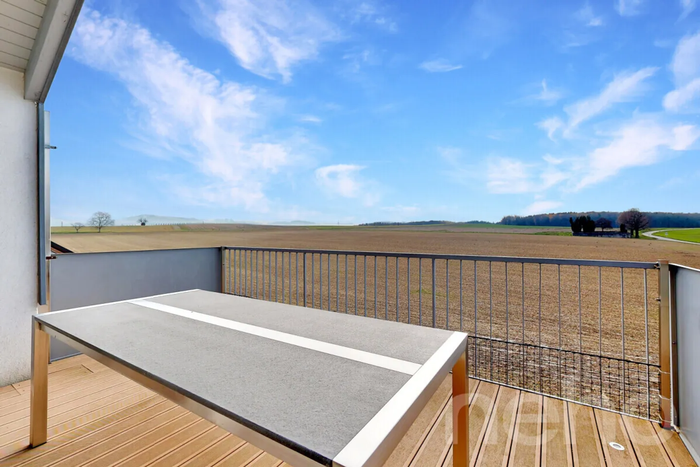 Attic apartment 5.5 rooms in Arnex-sur-Nyon, charm and tranquility - Photo 3 of 12