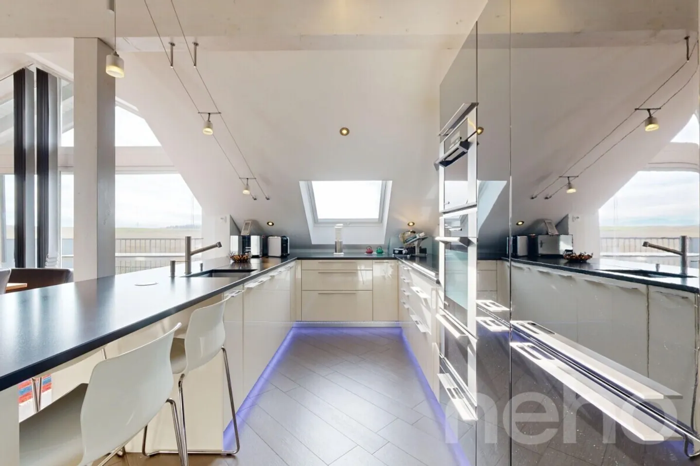 Attic apartment 5.5 rooms in Arnex-sur-Nyon, charm and tranquility - Photo 4 of 12