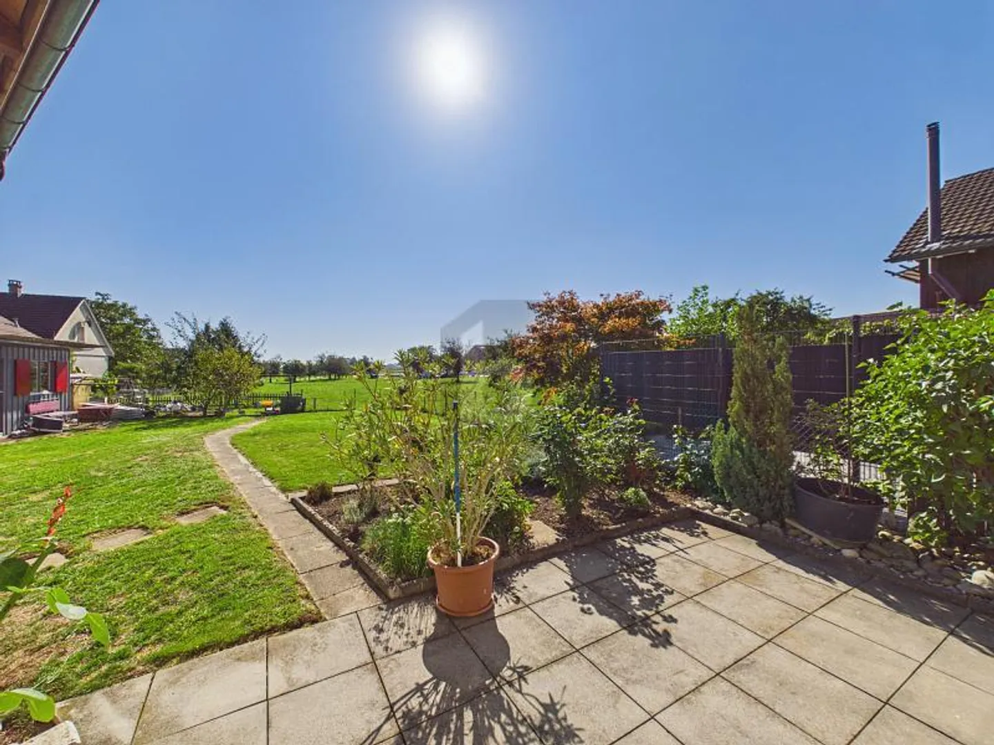 GROSSER GARTEN MIT BLICK IN DIE GRÜNE NATUR - Photo 1 sur 6