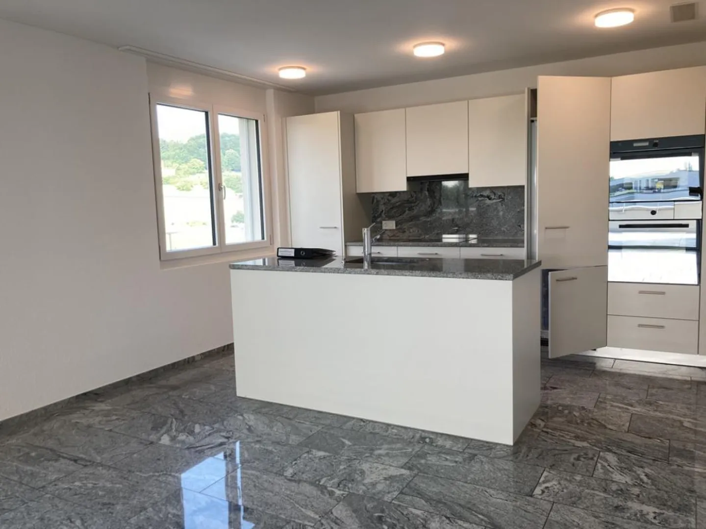 Spacious penthouse apartment with huge terrace - Photo 3 of 7