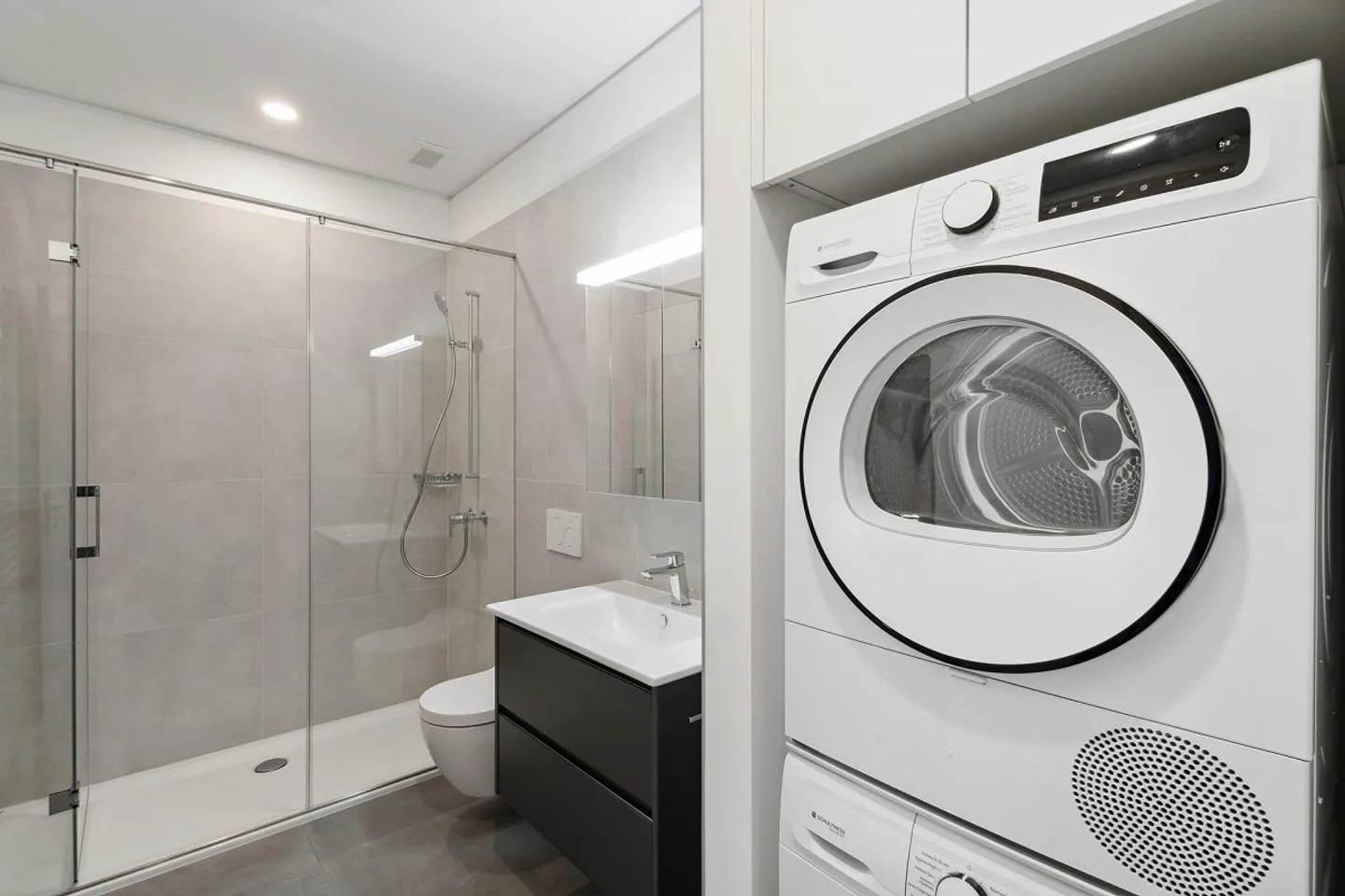 Modern Studio with Green Park - Photo 4 of 7