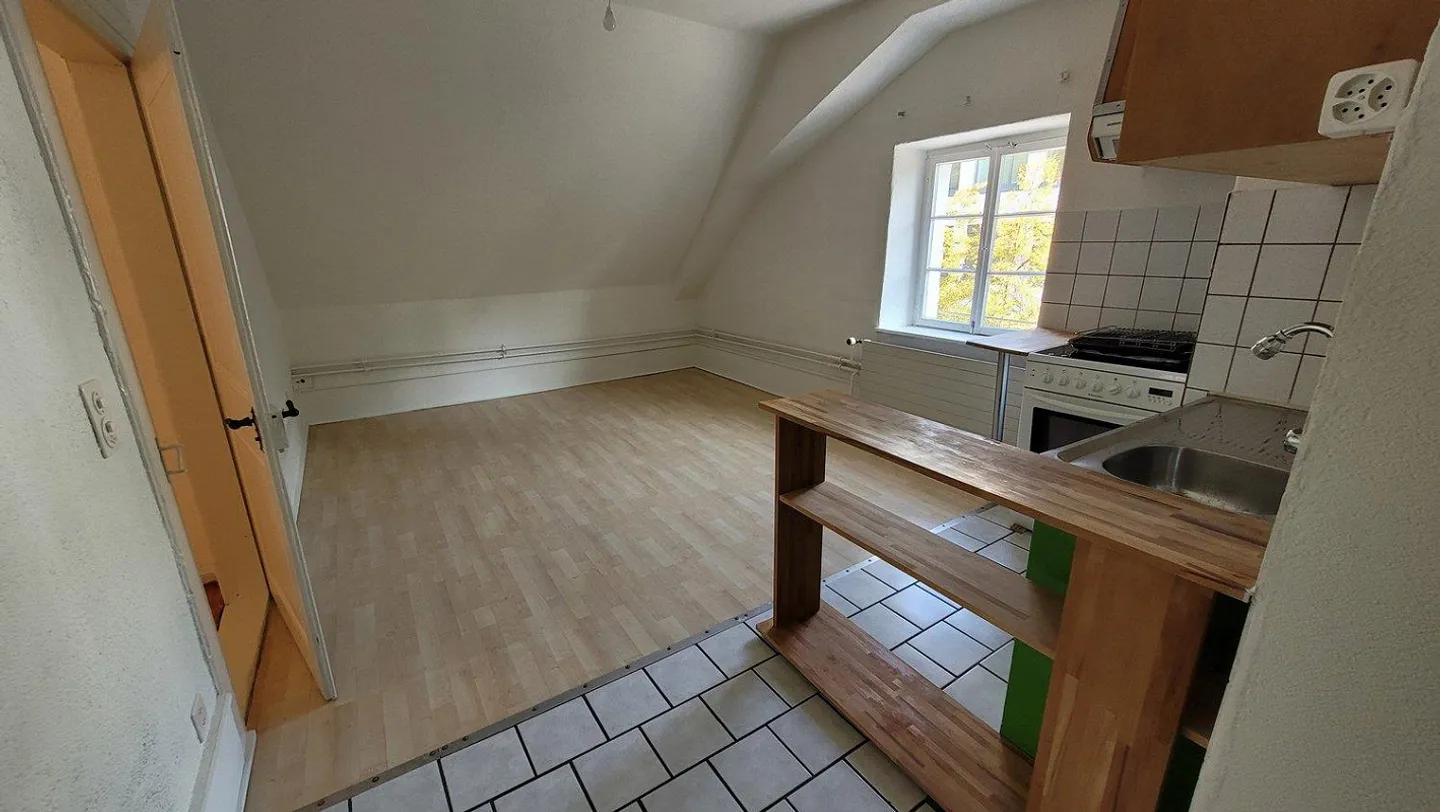 Appartement 2 1/2 Z-ancien sous un toit douillet - Photo 4 sur 13