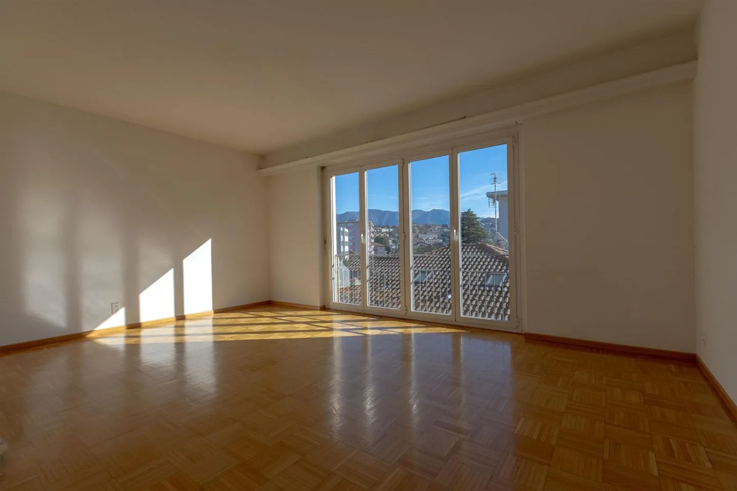 SPACIEUX 3.5 PIÈCES ÉTAGE ÉLEVÉ AVEC VUE OUVERTE À CHIASSO - Photo 1 sur 9