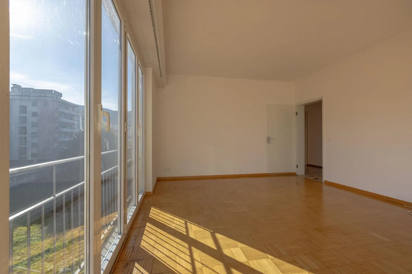 SPACIEUX 3.5 PIÈCES ÉTAGE ÉLEVÉ AVEC VUE OUVERTE À CHIASSO - Photo 5 sur 9