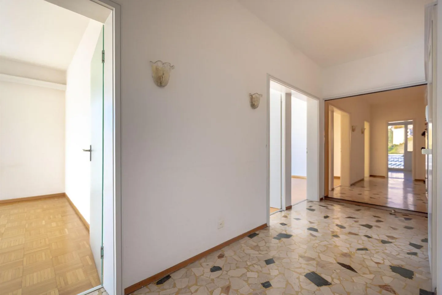 SPACIEUX 3.5 PIÈCES ÉTAGE ÉLEVÉ AVEC VUE OUVERTE À CHIASSO - Photo 7 sur 9
