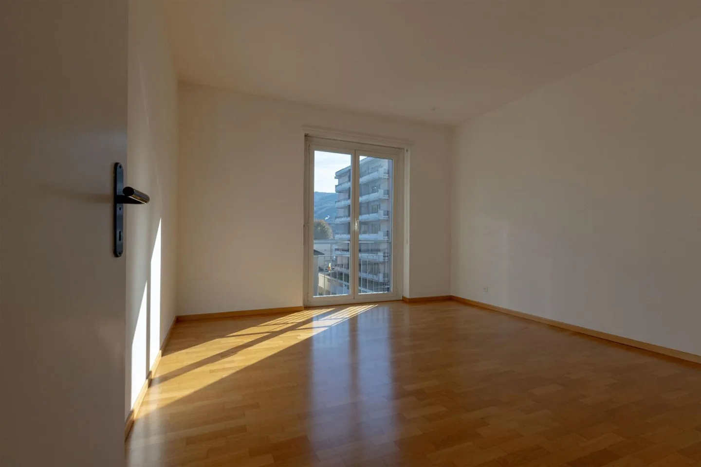 SPACIEUX 3.5 PIÈCES ÉTAGE ÉLEVÉ AVEC VUE OUVERTE À CHIASSO - Photo 8 sur 9
