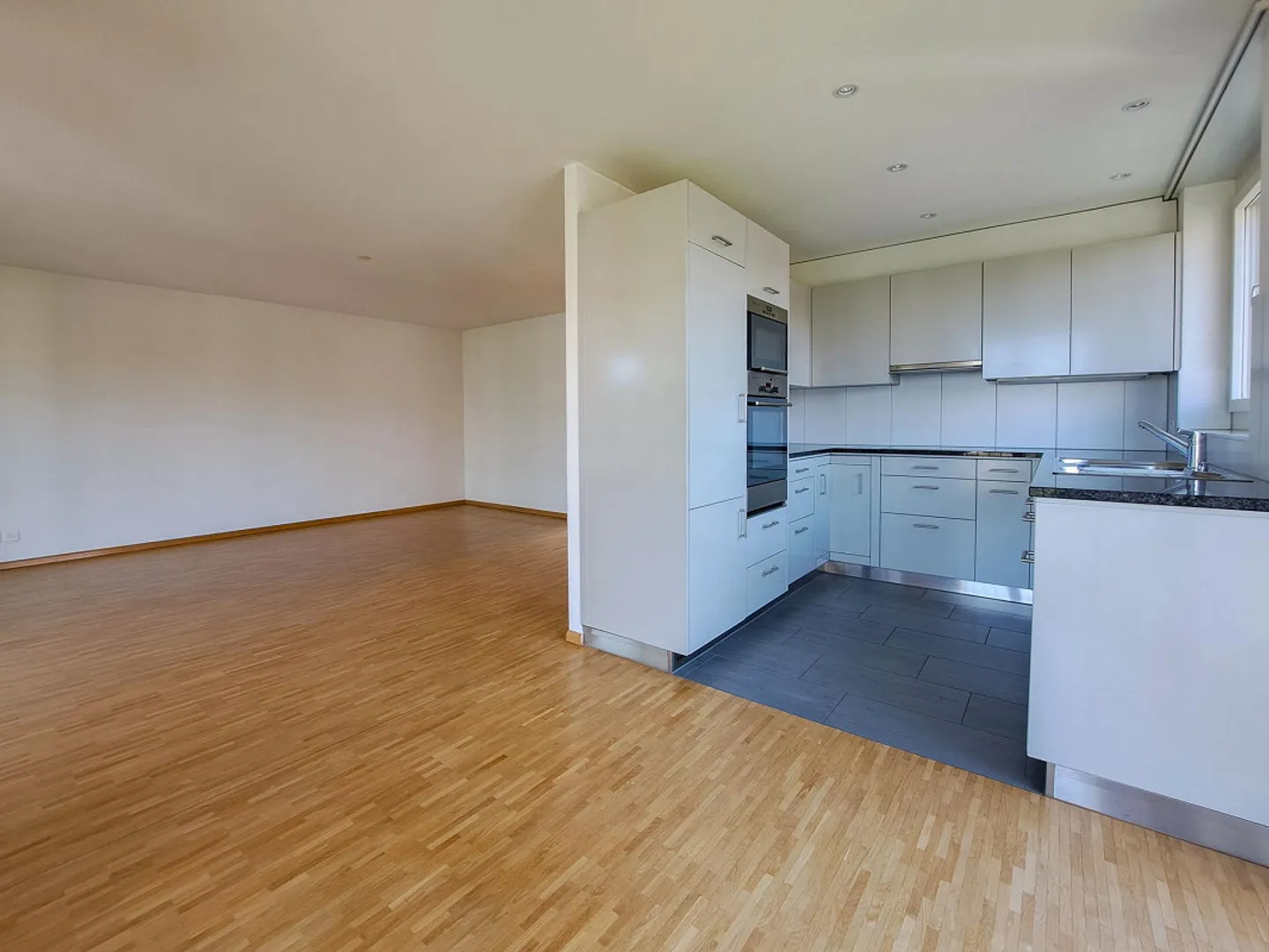 3 1/2 Room Apartment, 2nd Floor - Photo 6 of 13