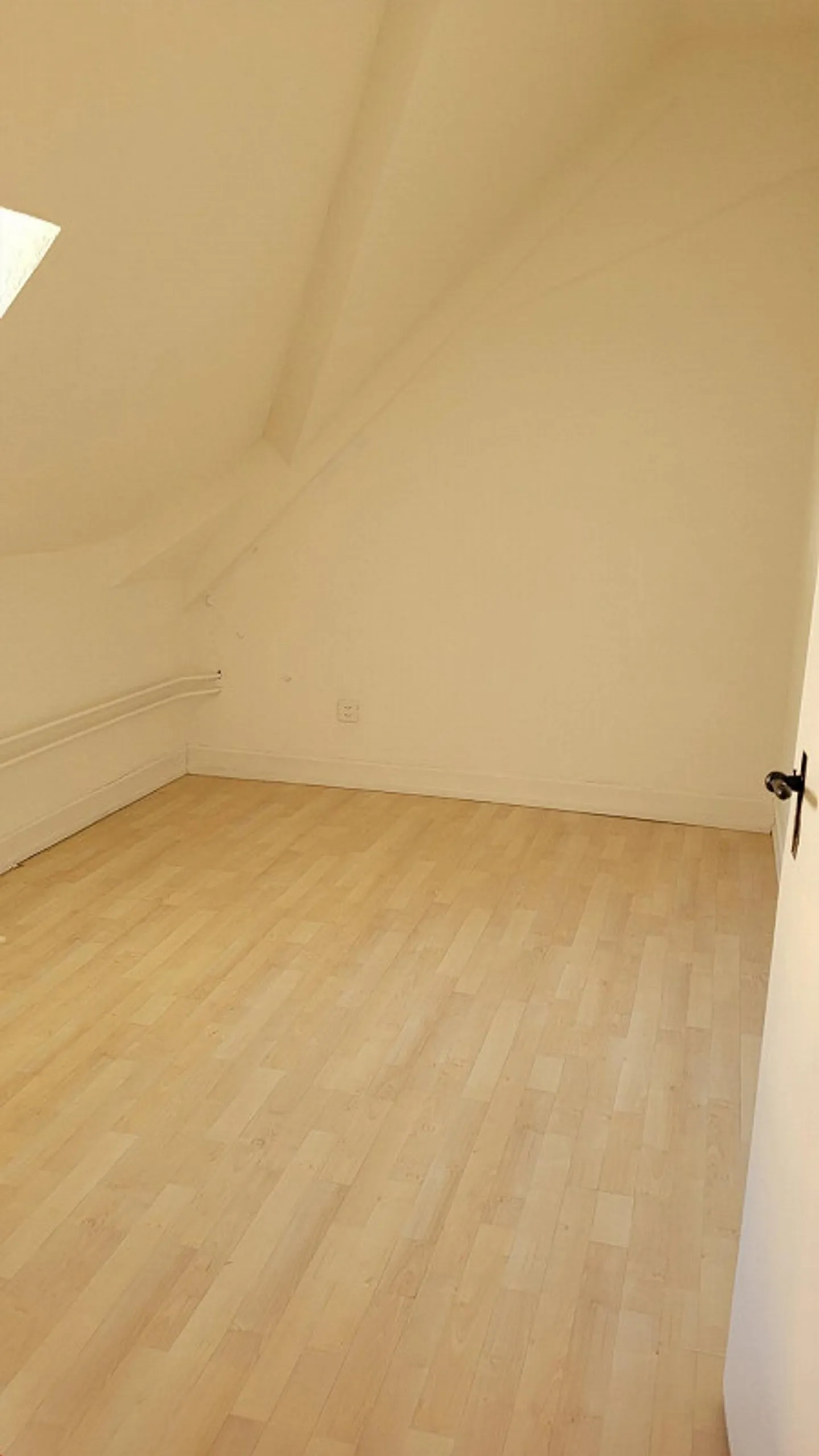 Appartement 2 1/2 Z-ancien sous un toit douillet - Photo 8 sur 13