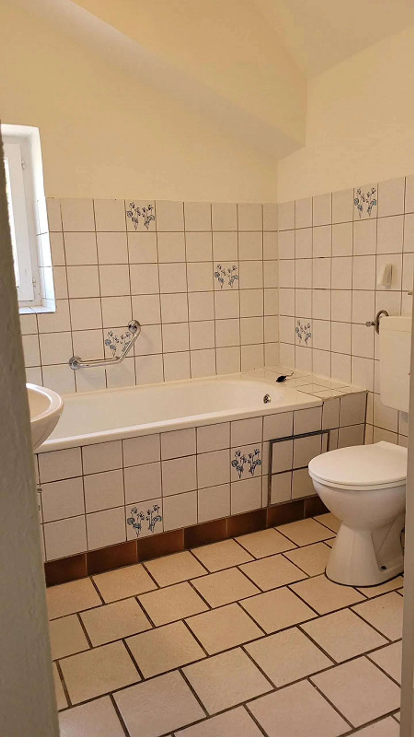 Appartement 2 1/2 Z-ancien sous un toit douillet - Photo 10 sur 13