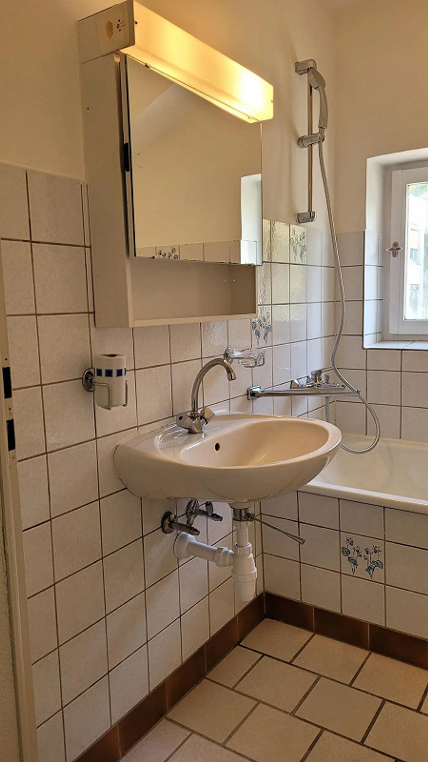 Appartement 2 1/2 Z-ancien sous un toit douillet - Photo 11 sur 13