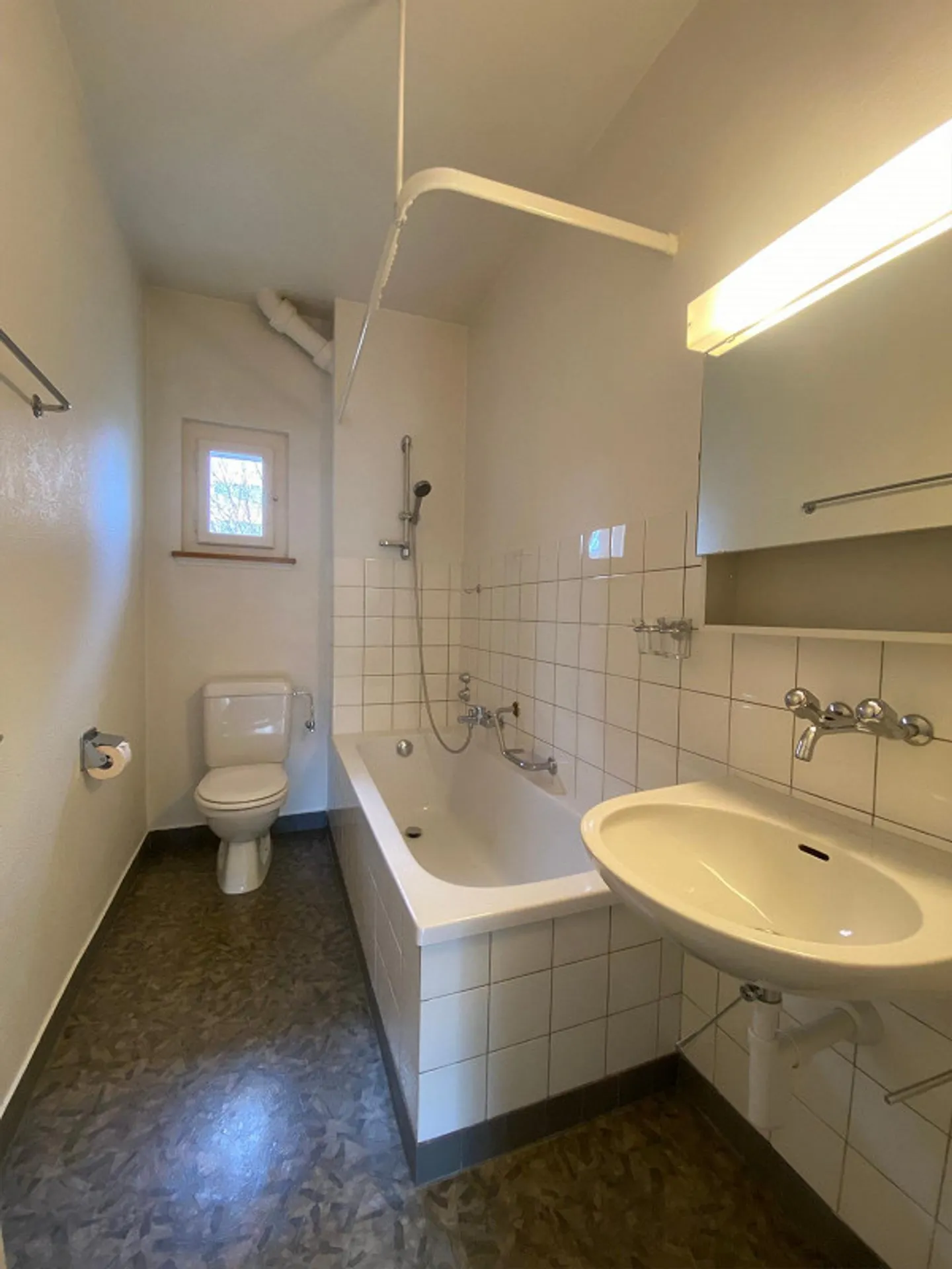 Charming 2-room apartment in a historic building near Bern - Photo 5 of 7