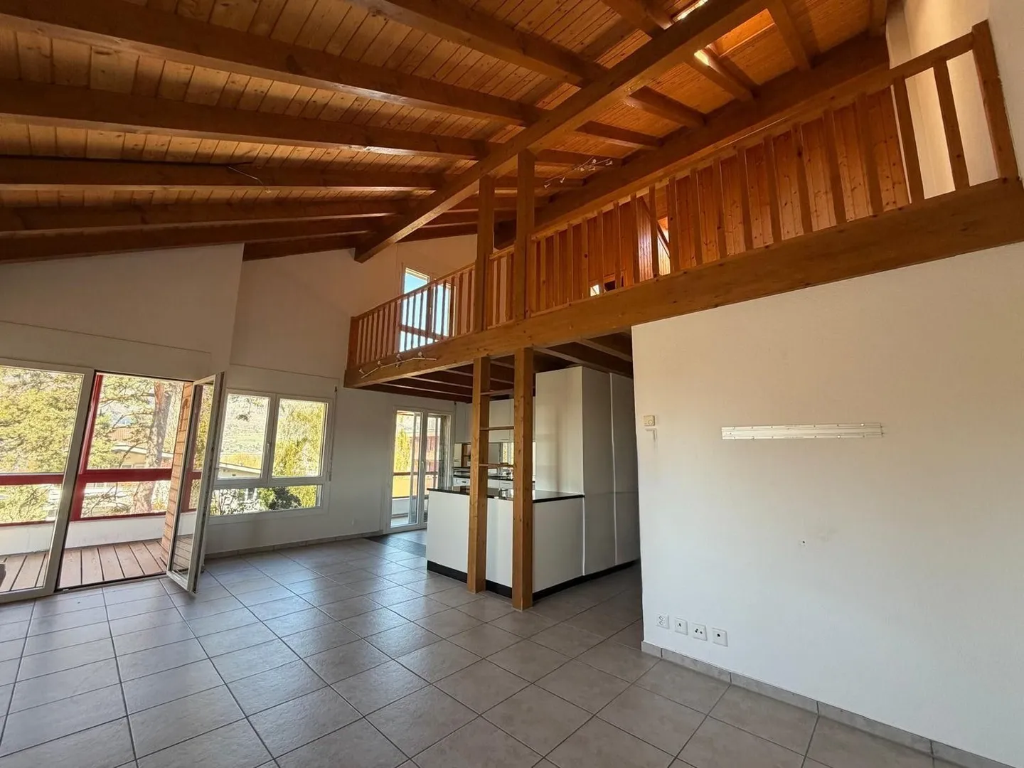 Appartement galerie lumineux et spacieux de 4,5 pièces avec balcon et jardin d'hiver - Photo 1 sur 13