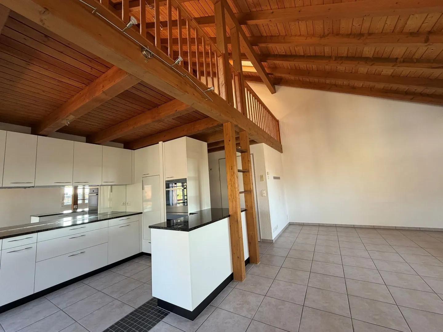 Appartement galerie lumineux et spacieux de 4,5 pièces avec balcon et jardin d'hiver - Photo 4 sur 13