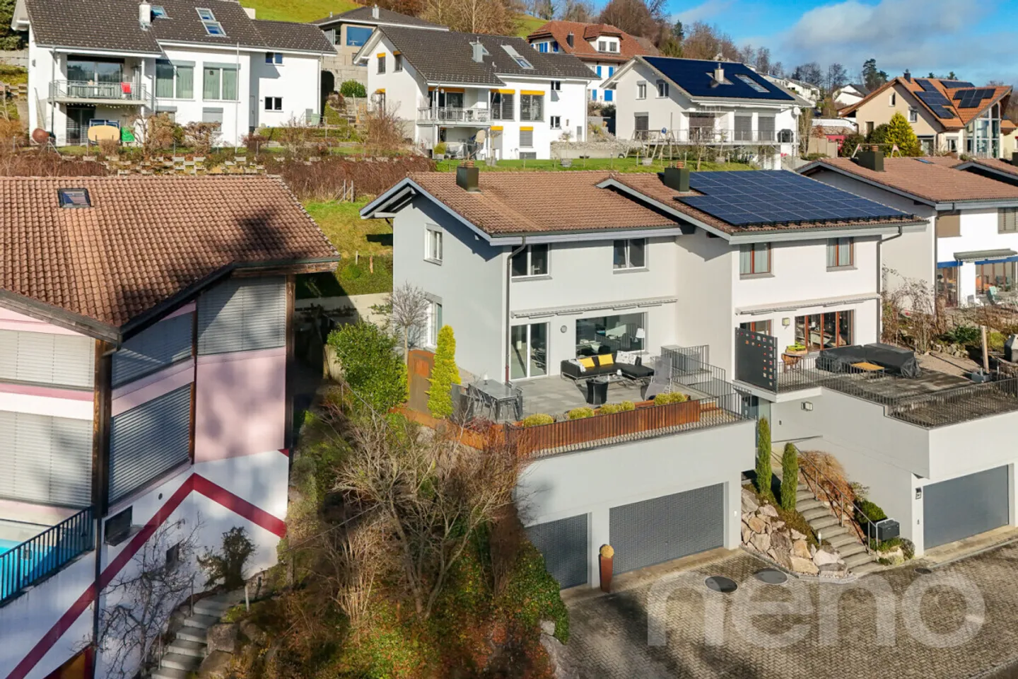 Maison jumelée lumineuse de 5,5 pièces en position élevée avec vue lointaine - Photo 1 sur 12