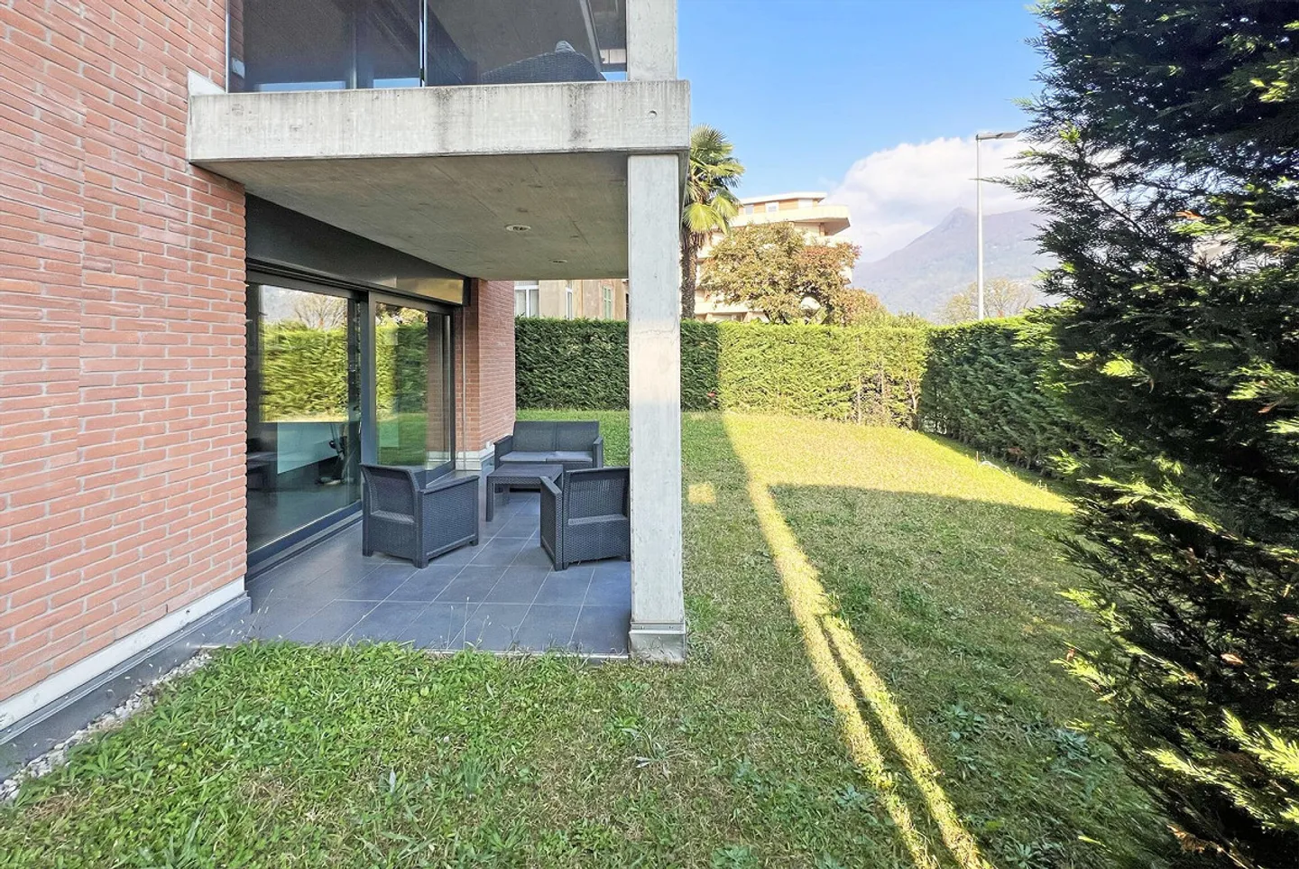SPACIEUX 3.5 PIÈCES AVEC JARDIN ET PIÈCES SUPPLÉMENTAIRES À MASSAGNO - Photo 3 sur 9