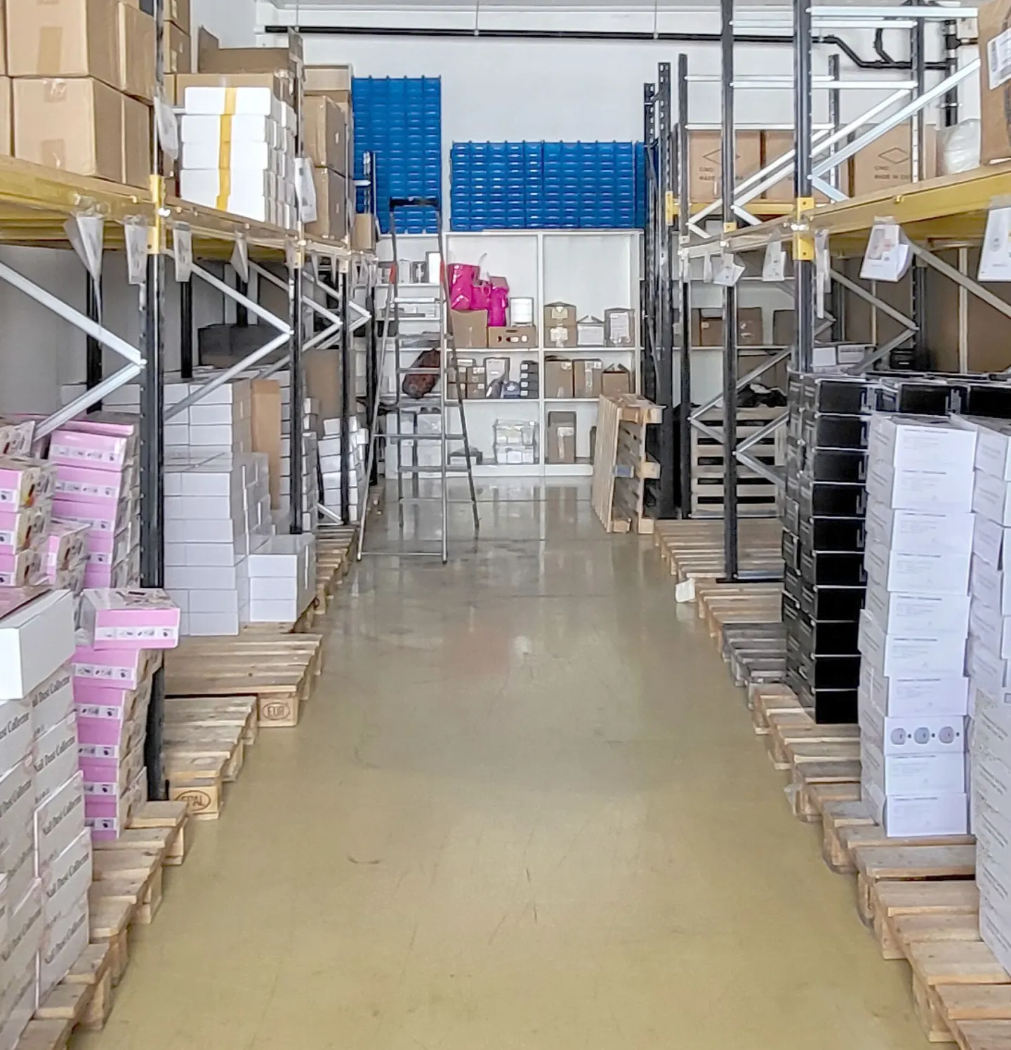 La tua nuova sede commerciale a Cham? 542 m2 di spazio commerciale con area ufficio! - Foto 1 di 12
