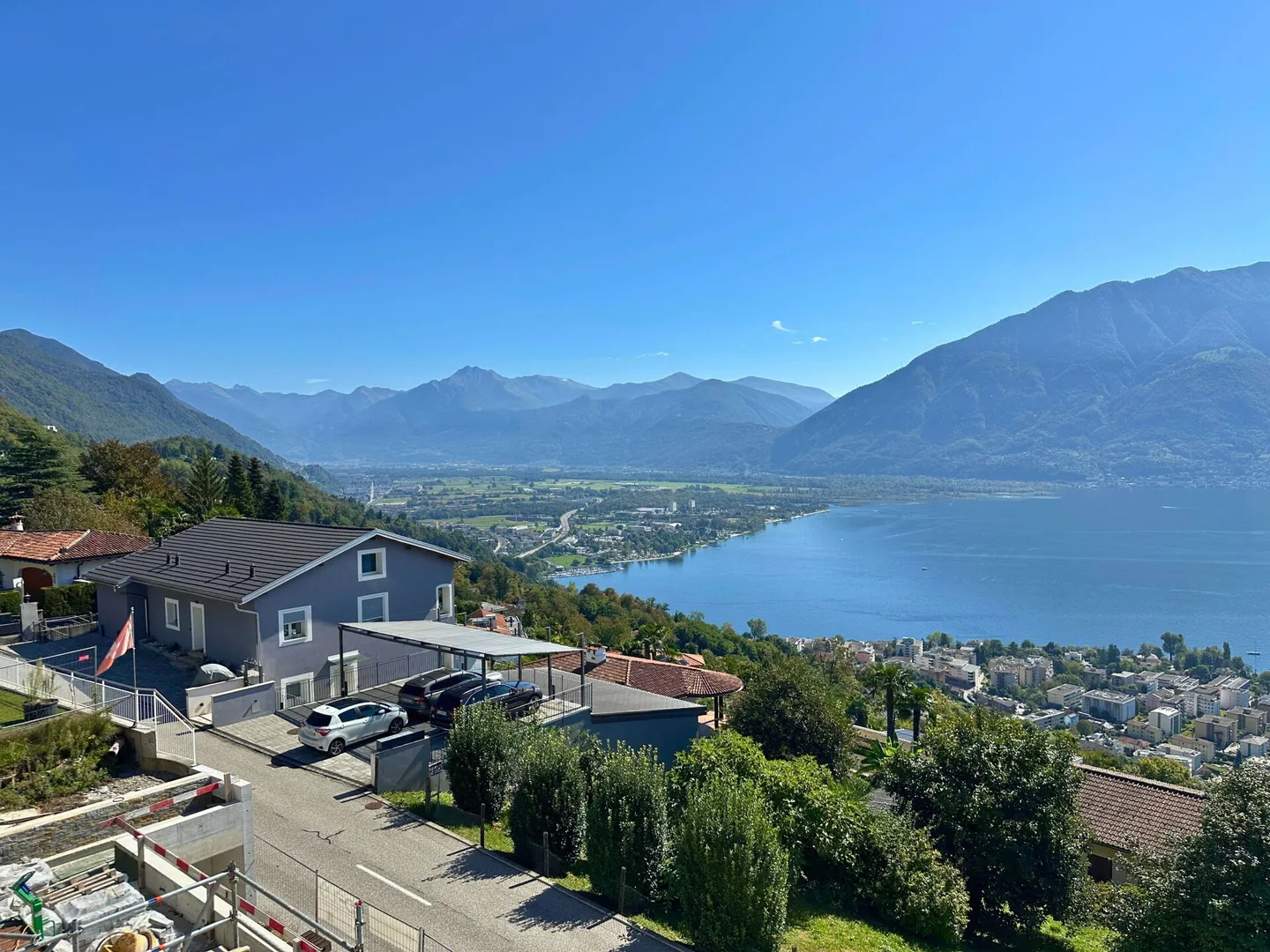 Penthouse moderne et exclusif de 4,5 pièces avec vue spectaculaire sur le lac, jardin et piscine privée - Photo 6 sur 10