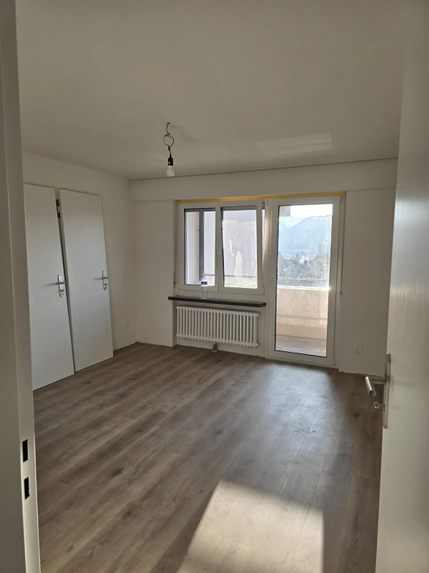 Renovated 4.5-room apartment in a sun-drenched location with a view - Photo 4 of 5