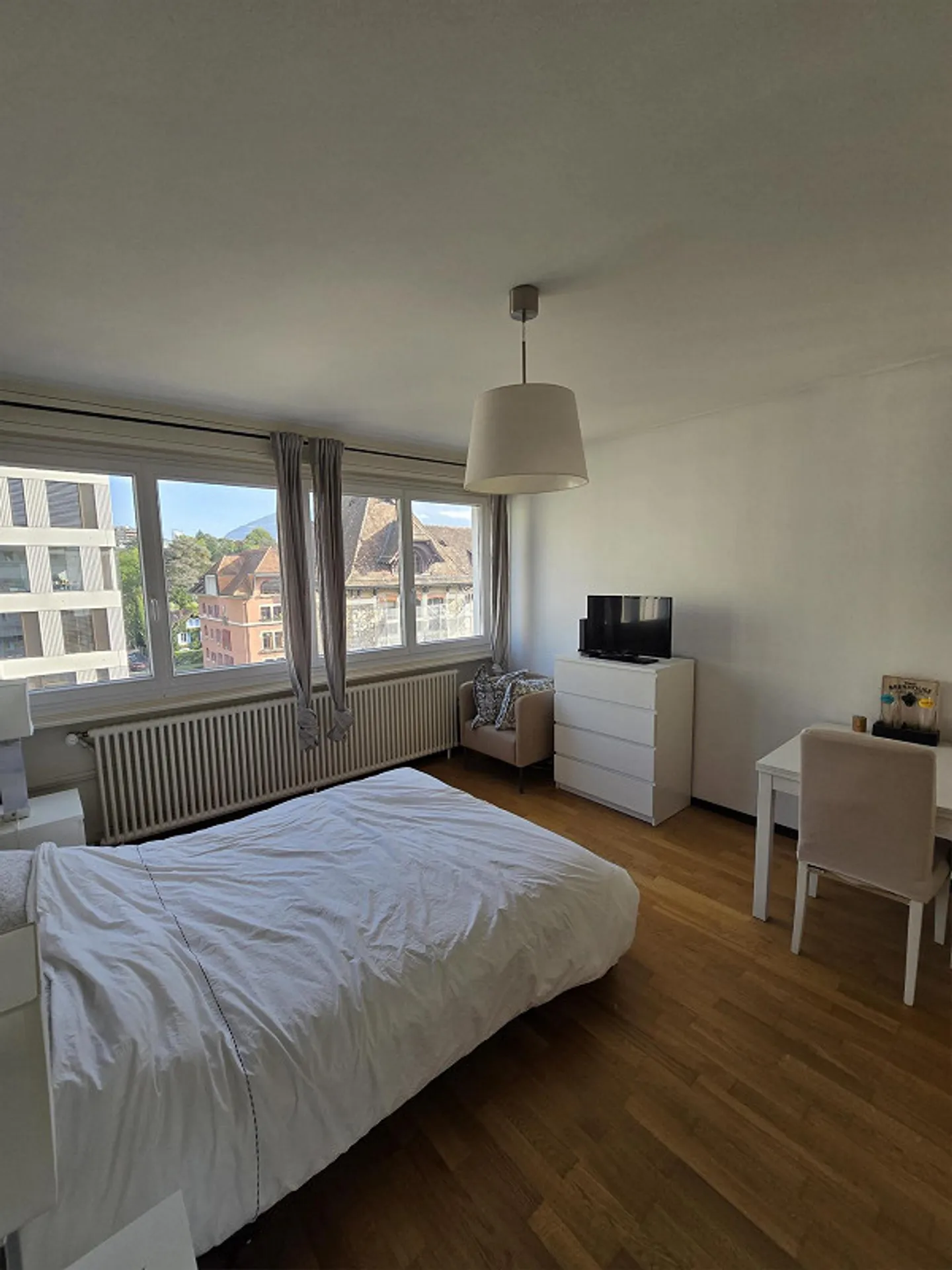 Moderne möblierte 1,5-Zimmer-Wohnung mit Balkon am Boulevard de la Cluse - Foto 1 von 13
