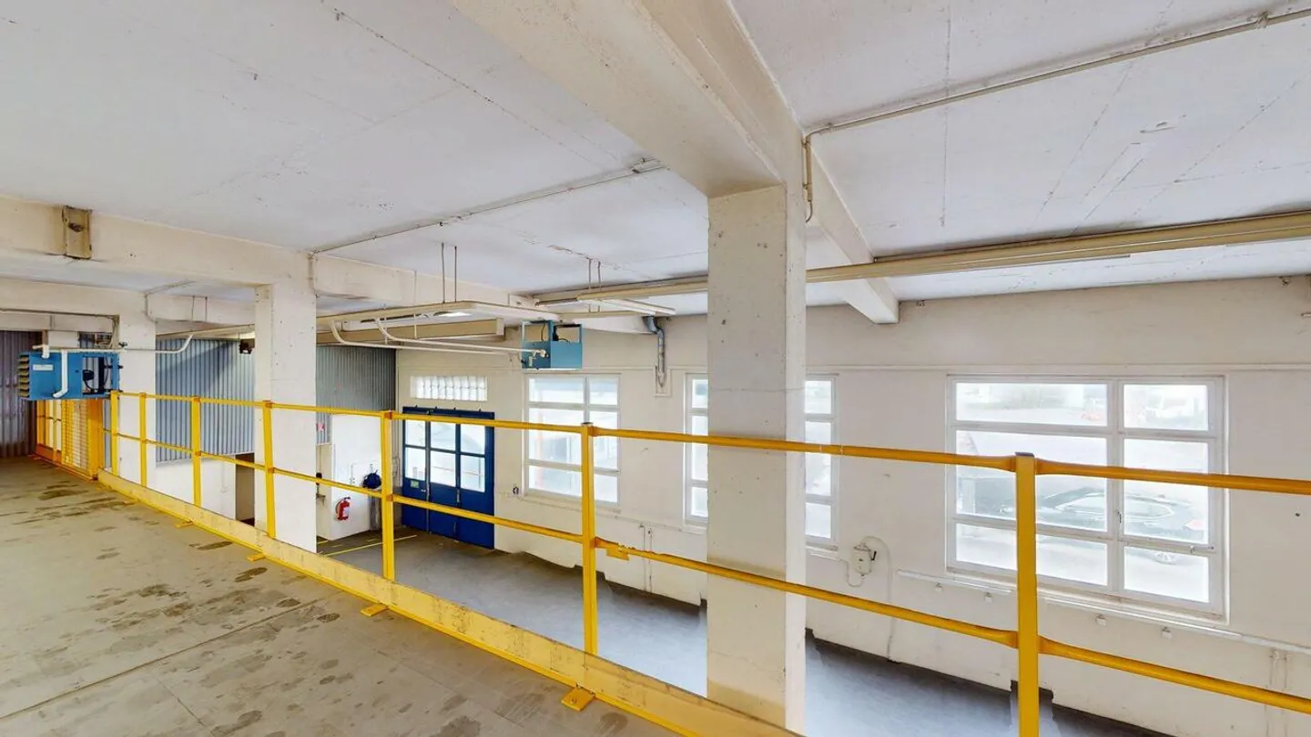 Espaces de stockage situés au centre avec rayonnage, élévateur à marchandises et rampe de chargement - Photo 3 sur 13