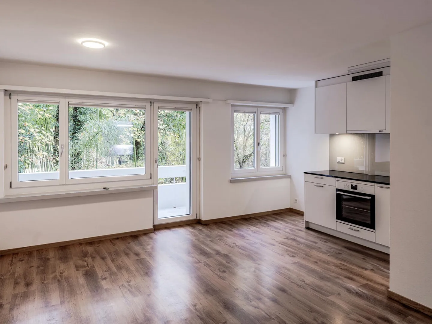 Petit appartement dans le centre-ville, vue sur la verdure - Photo 1 sur 8