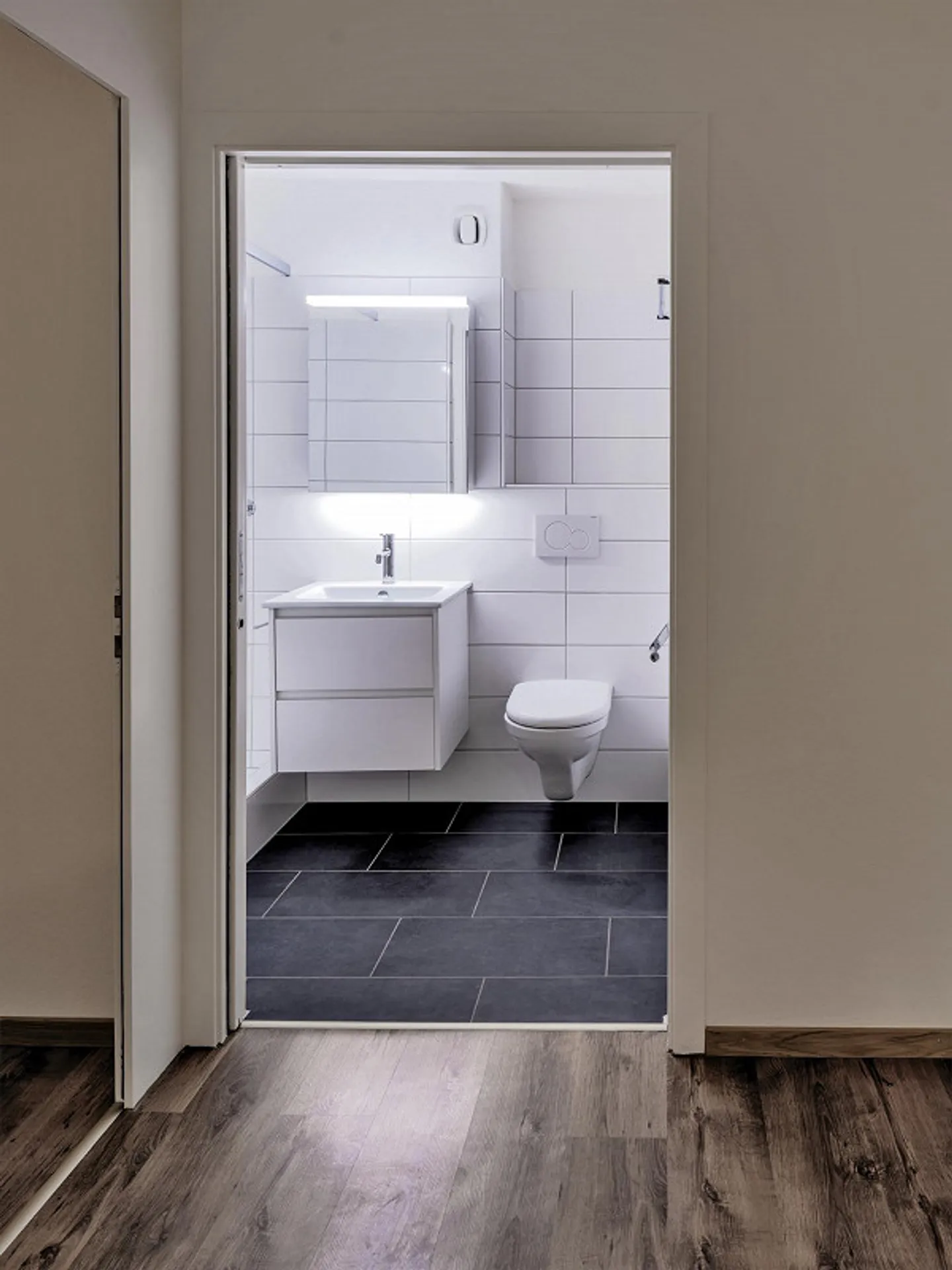 Petit appartement dans le centre-ville, vue sur la verdure - Photo 3 sur 8