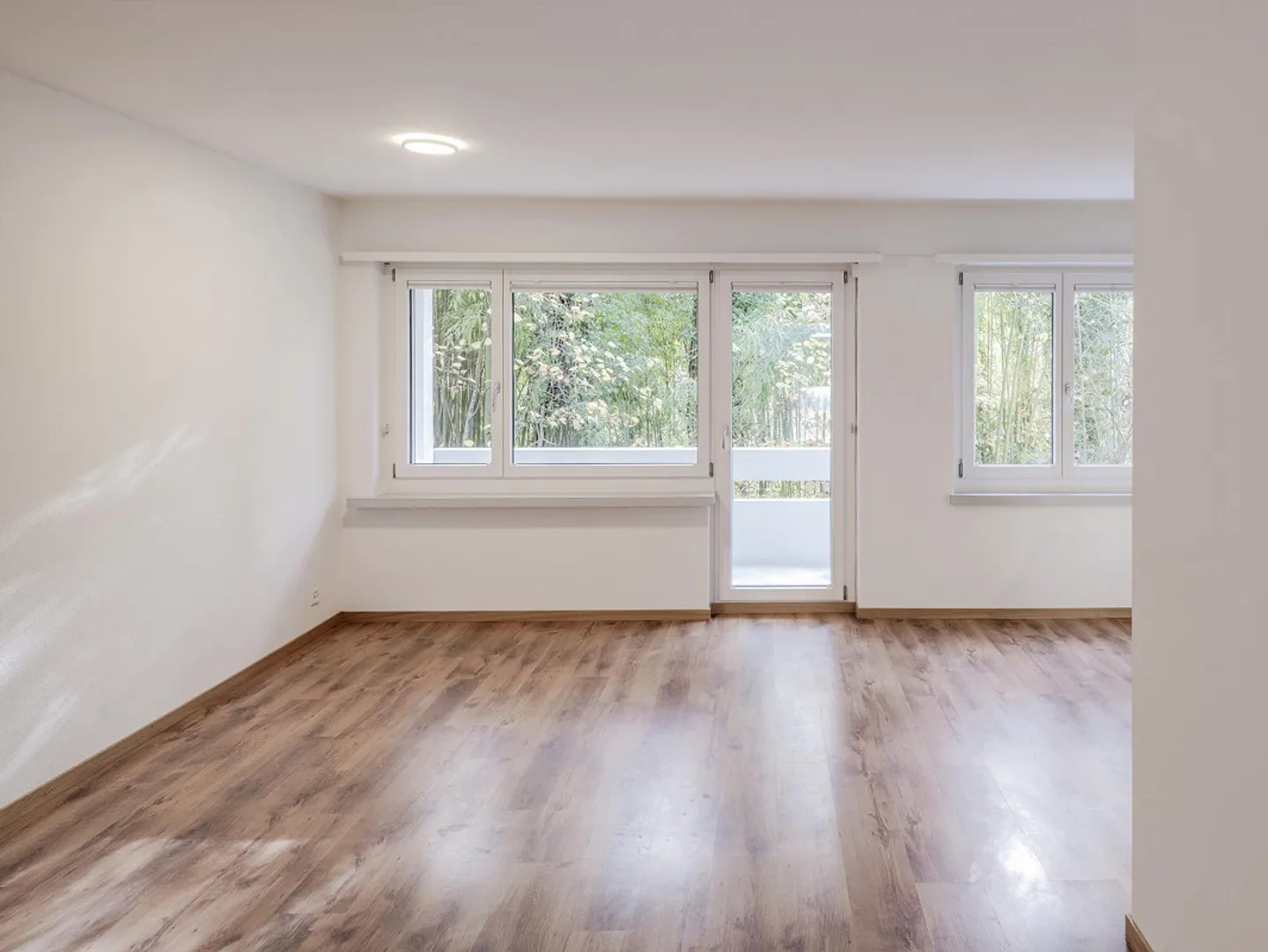 Petit appartement dans le centre-ville, vue sur la verdure - Photo 5 sur 8