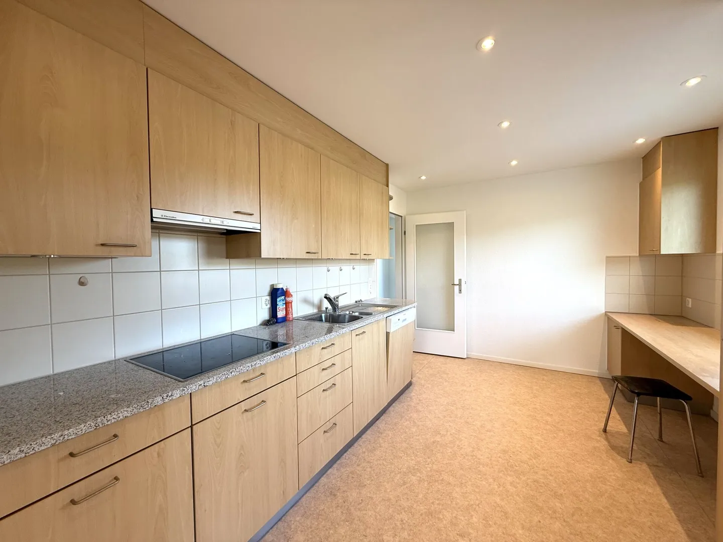 Ready for immediate occupancy - bright penthouse apartment in Aesch BL - Photo 3 of 16