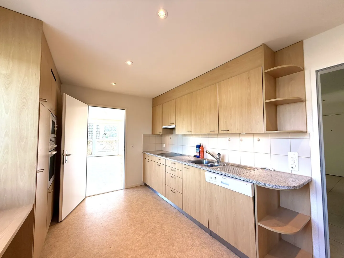 Ready for immediate occupancy - bright penthouse apartment in Aesch BL - Photo 4 of 16