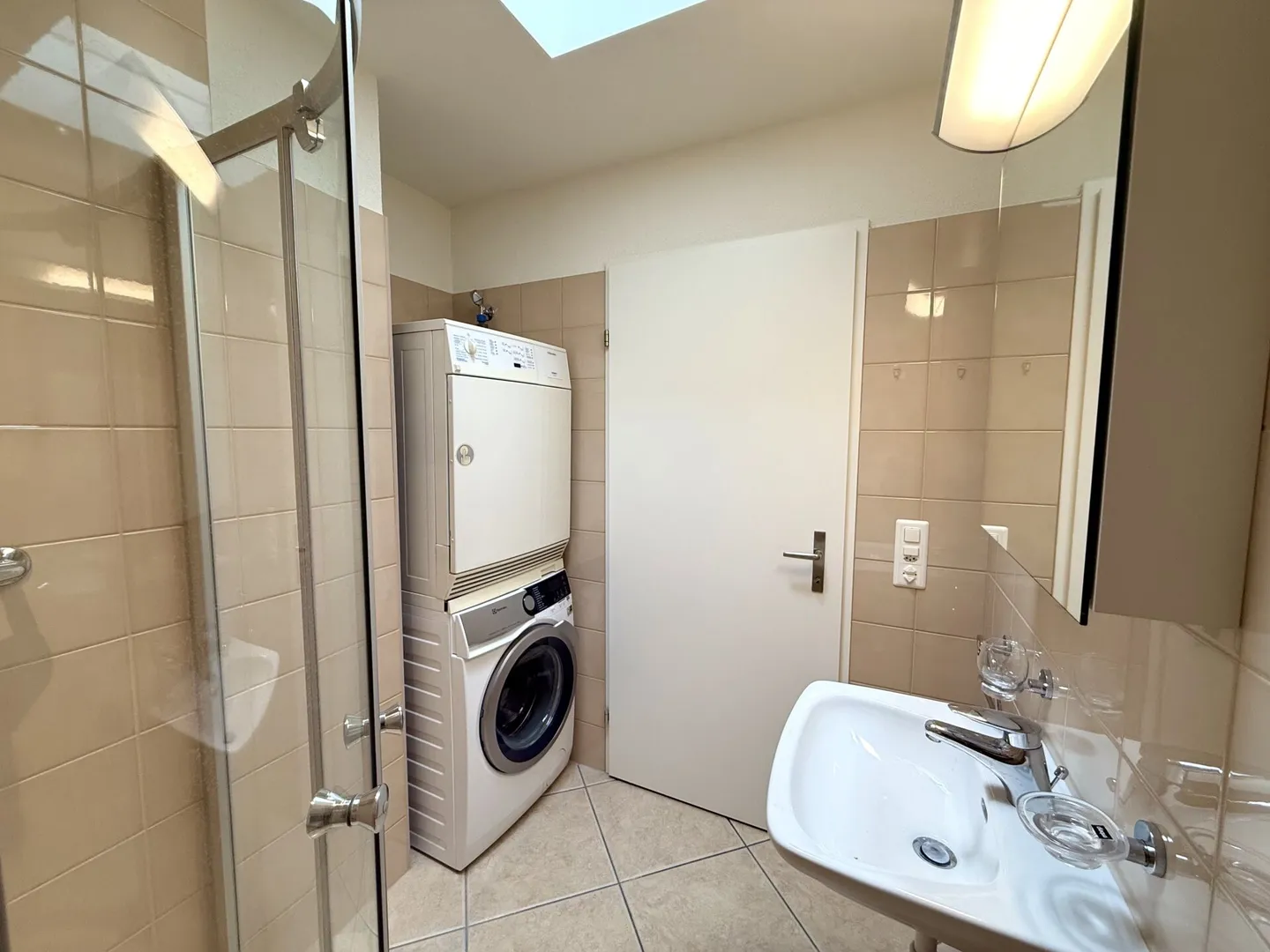 Ready for immediate occupancy - bright penthouse apartment in Aesch BL - Photo 10 of 16