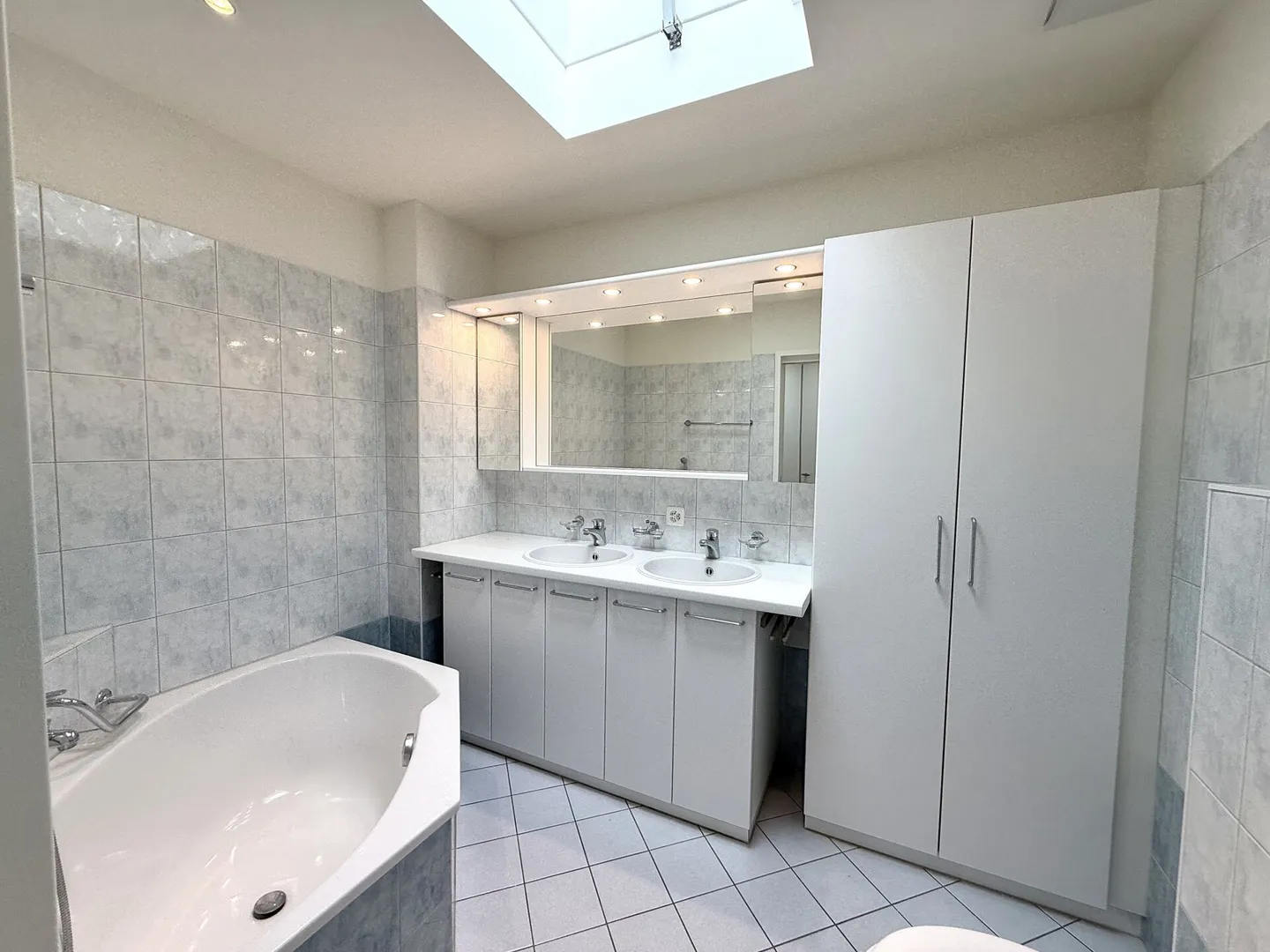 Ready for immediate occupancy - bright penthouse apartment in Aesch BL - Photo 12 of 16