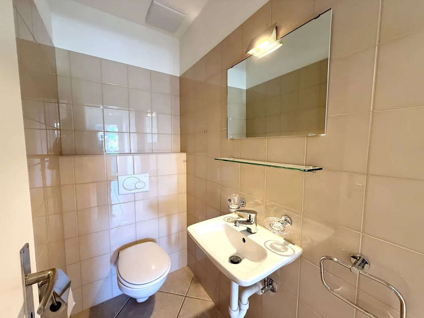 Ready for immediate occupancy - bright penthouse apartment in Aesch BL - Photo 11 of 16