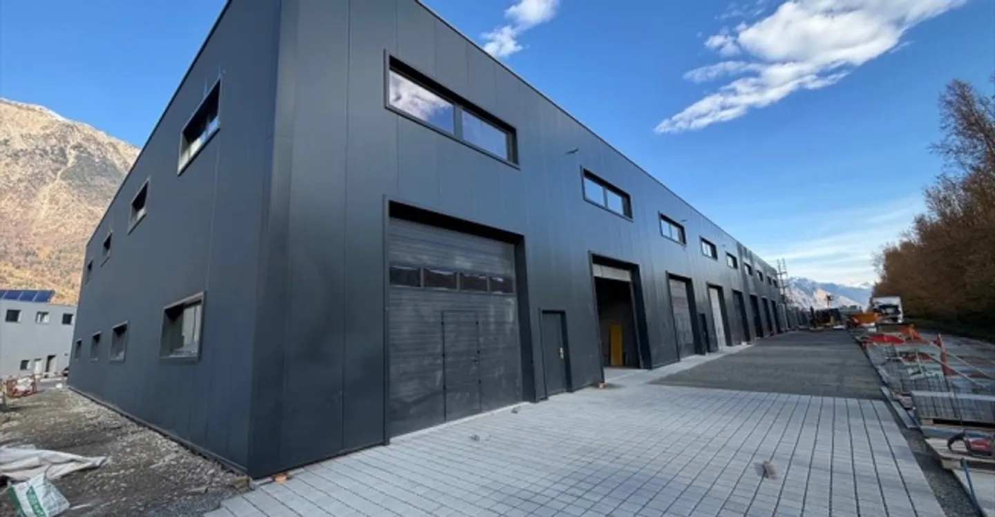 Mixed-use building for rent - Photo 1 of 8