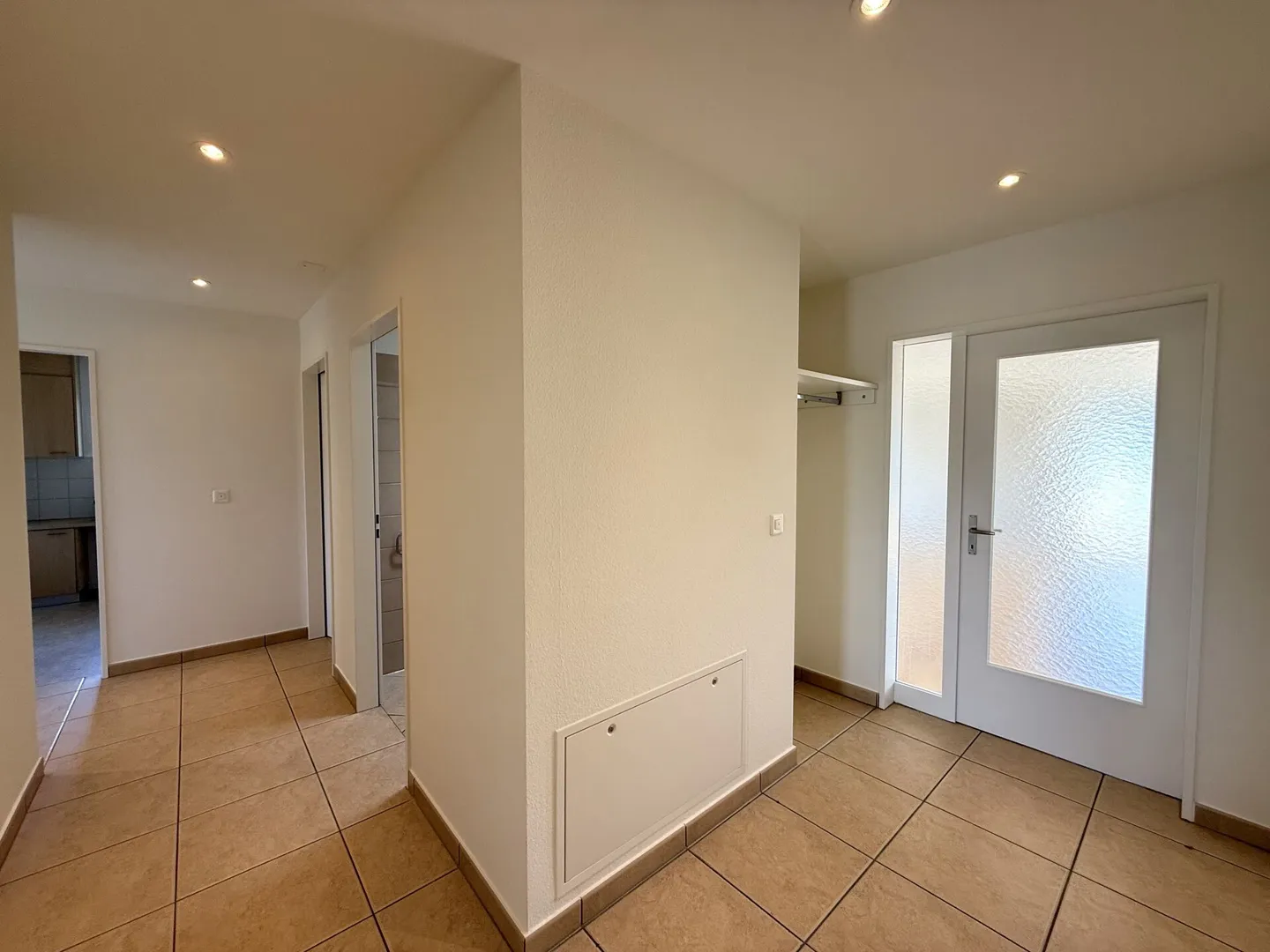 Ready for immediate occupancy - bright penthouse apartment in Aesch BL - Photo 15 of 16