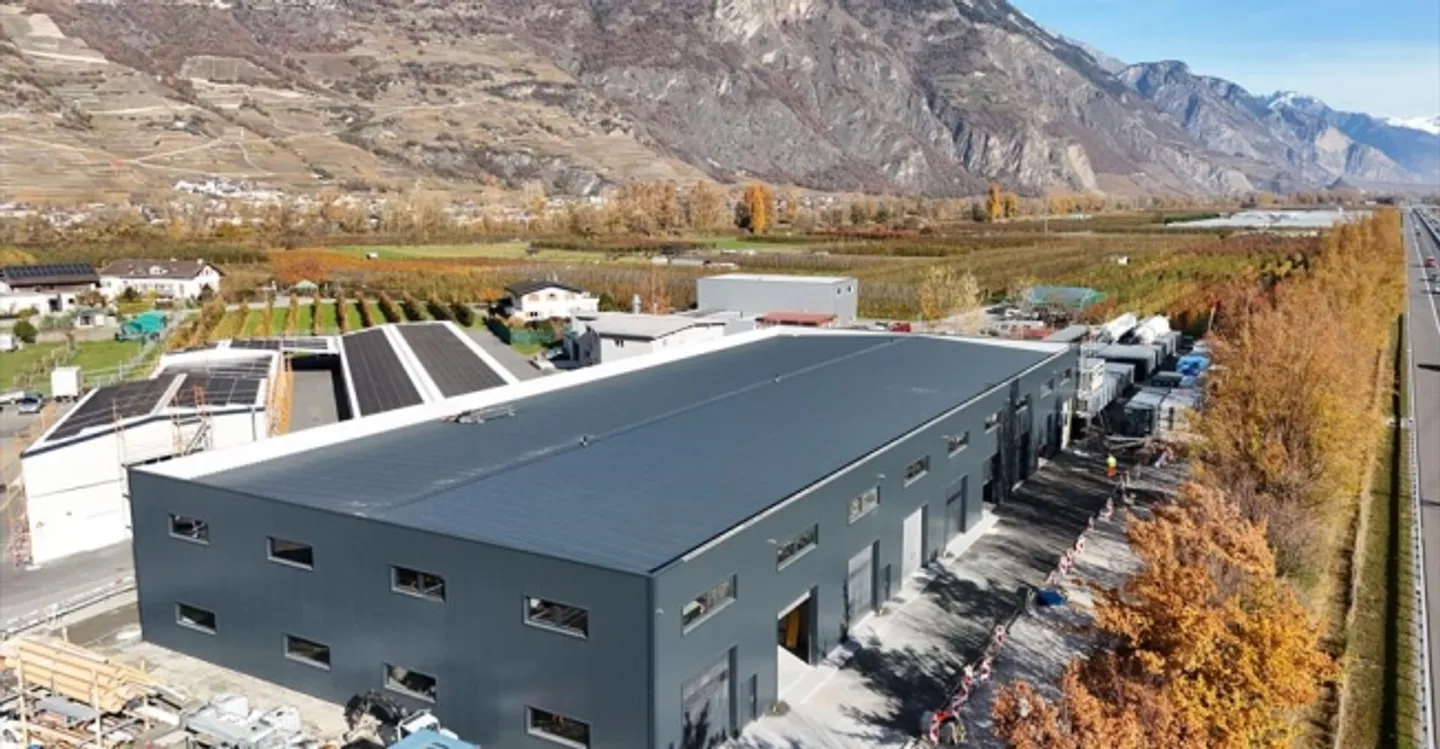 Mixed-use building for rent - Photo 7 of 8