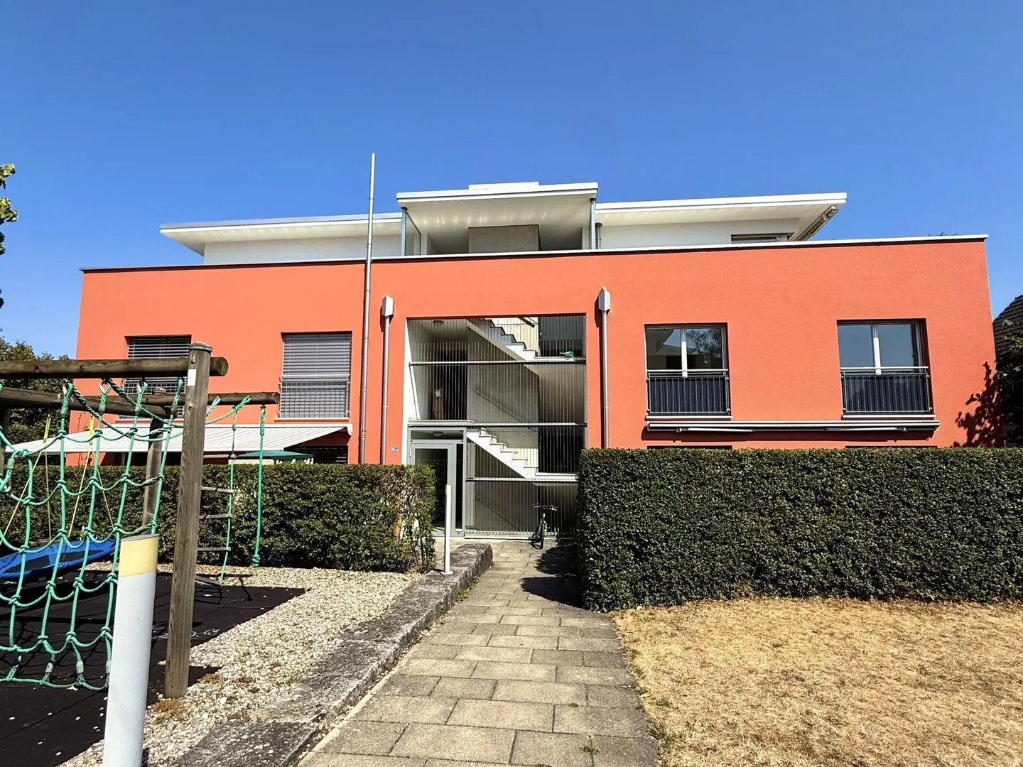Ready for immediate occupancy - bright penthouse apartment in Aesch BL - Photo 16 of 16