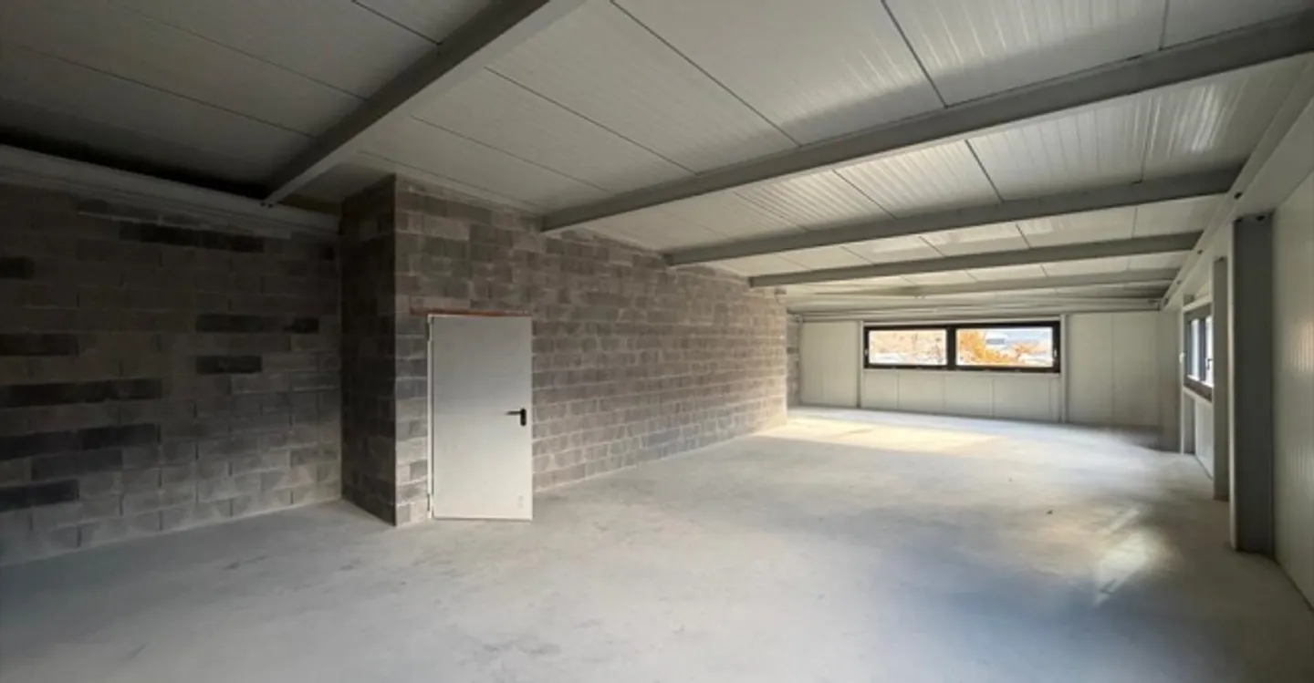 Mixed-use building for rent - Photo 4 of 8