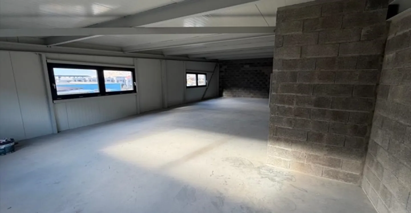 Mixed-use building for rent - Photo 5 of 8