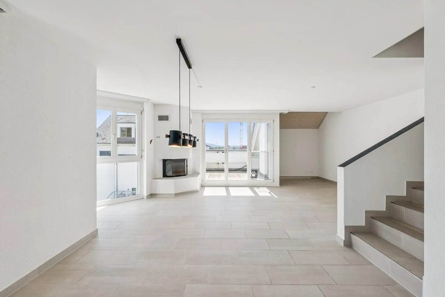 Charmante Maisonette-Dachwohnung in Bassersdorf mit Sonnenbalkon - Foto 1 di 8