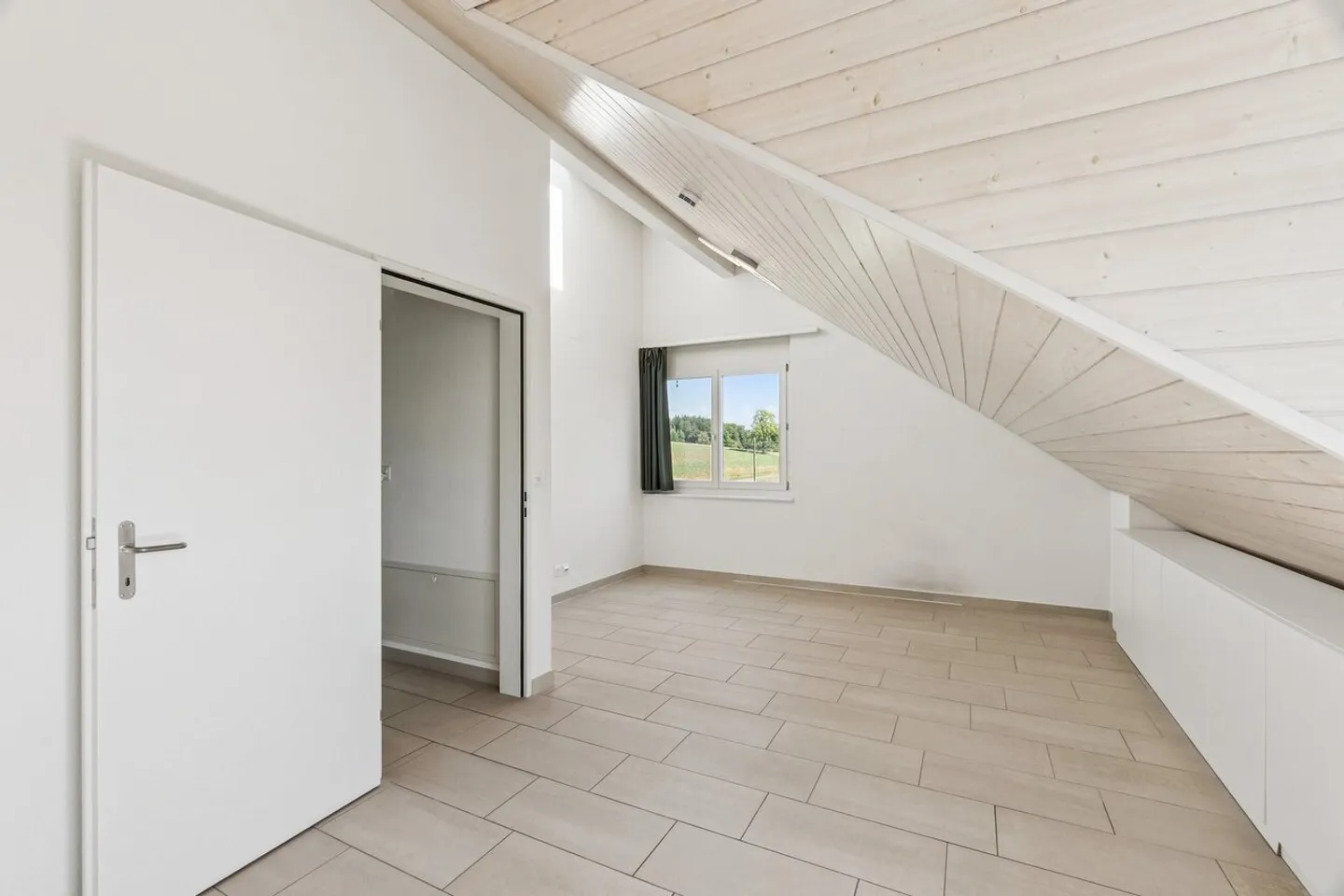 Charmante Maisonette-Dachwohnung in Bassersdorf mit Sonnenbalkon - Foto 3 di 8