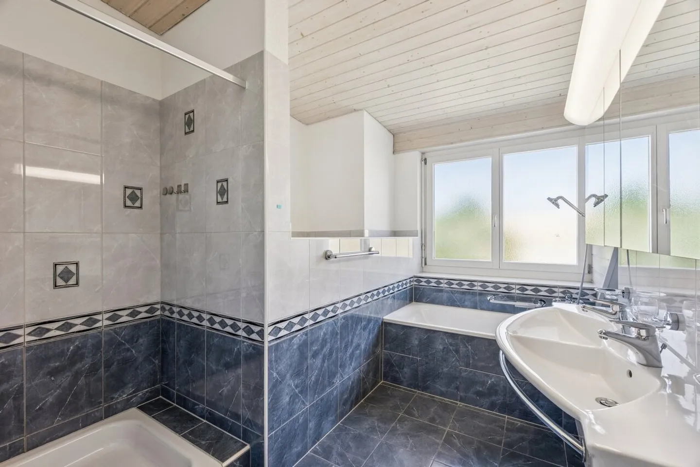 Charmante Maisonette-Dachwohnung in Bassersdorf mit Sonnenbalkon - Foto 4 di 8